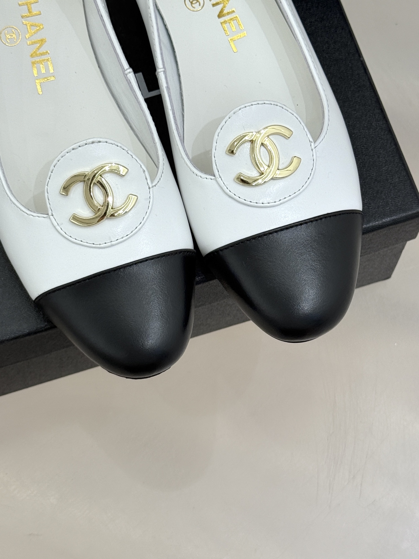 ！CHANE*｜小香26C新款双C拼色单鞋这双单鞋真的把摩登与优雅焊在了脚上✨ 谁穿谁是行走的香奈儿女郎