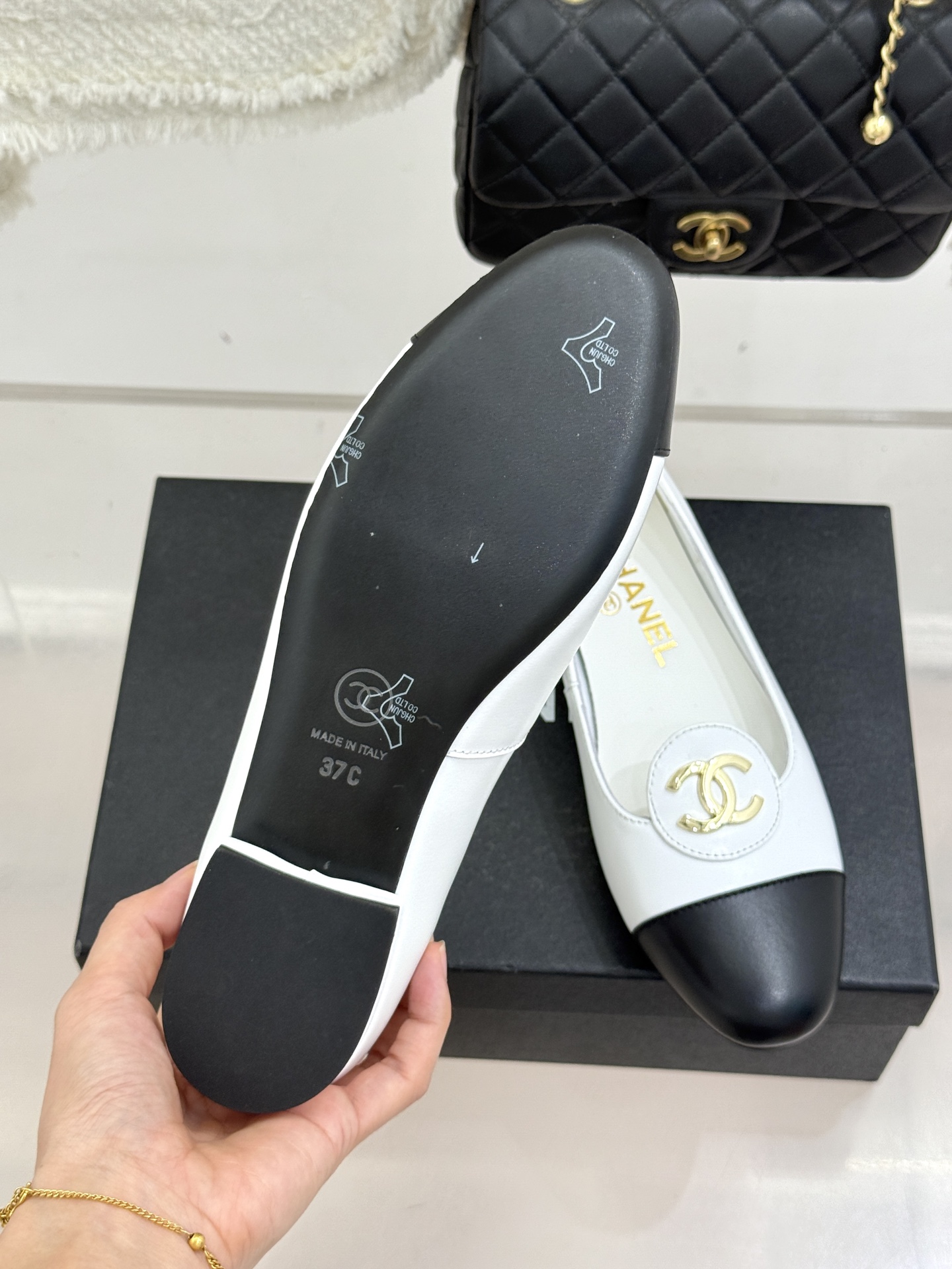 ！CHANE*｜小香26C新款双C拼色单鞋这双单鞋真的把摩登与优雅焊在了脚上✨ 谁穿谁是行走的香奈儿女郎