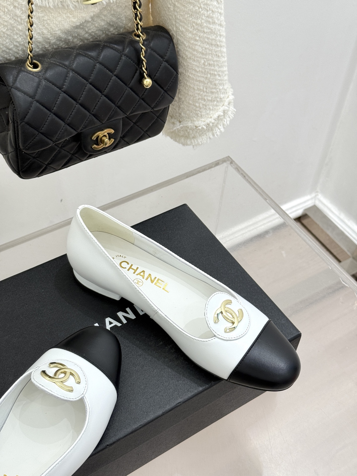 ！CHANE*｜小香26C新款双C拼色单鞋这双单鞋真的把摩登与优雅焊在了脚上✨ 谁穿谁是行走的香奈儿女郎