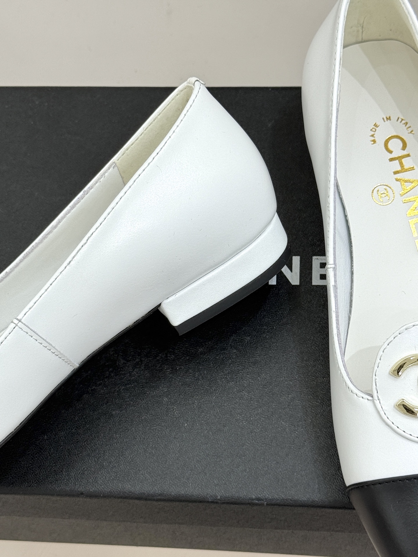 ！CHANE*｜小香26C新款双C拼色单鞋这双单鞋真的把摩登与优雅焊在了脚上✨ 谁穿谁是行走的香奈儿女郎