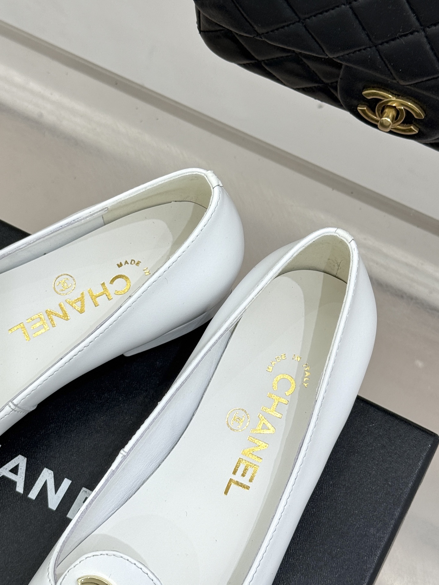 ！CHANE*｜小香26C新款双C拼色单鞋这双单鞋真的把摩登与优雅焊在了脚上✨ 谁穿谁是行走的香奈儿女郎