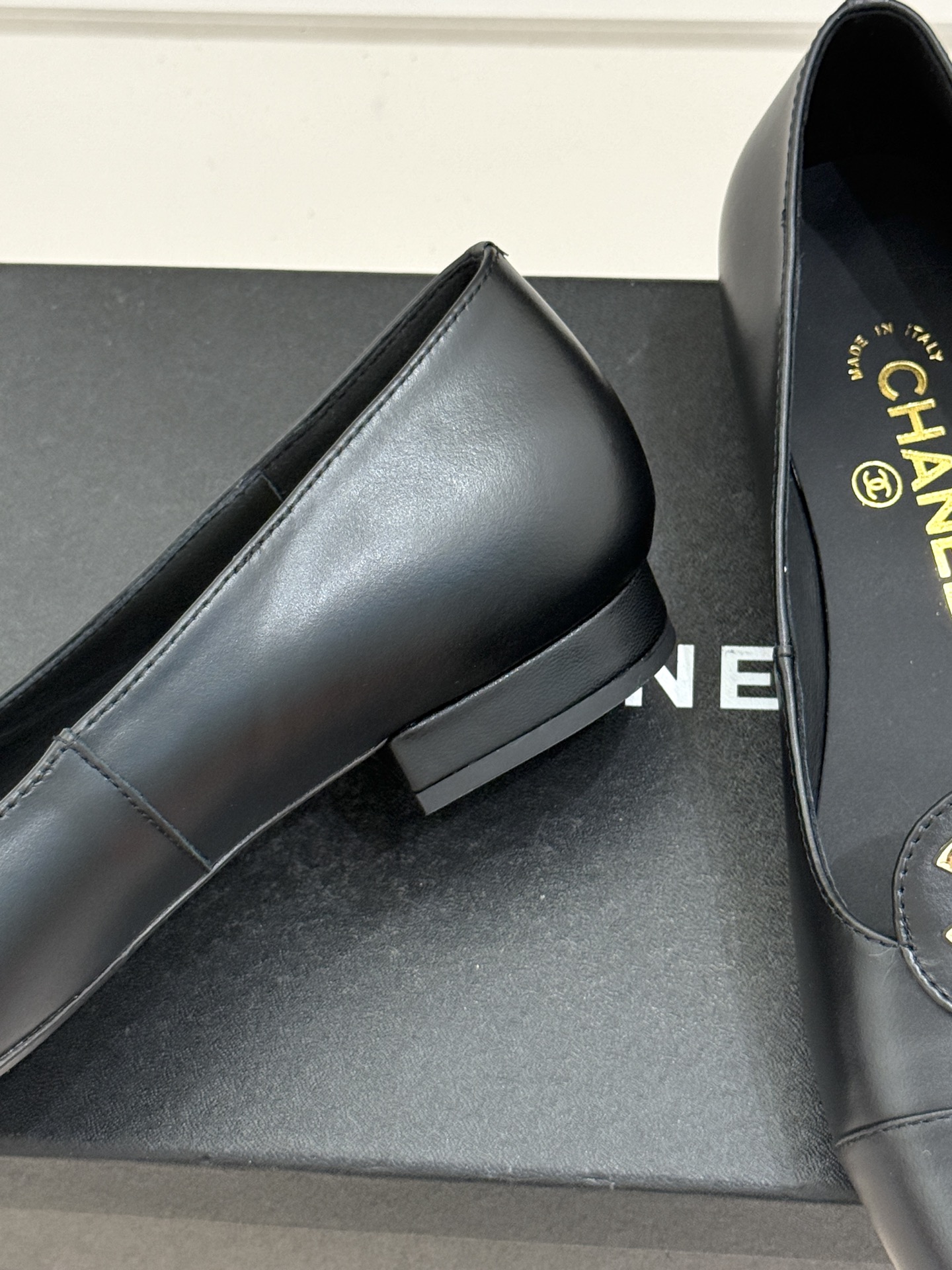 ！CHANE*｜小香26C新款双C拼色单鞋这双单鞋真的把摩登与优雅焊在了脚上✨ 谁穿谁是行走的香奈儿女郎