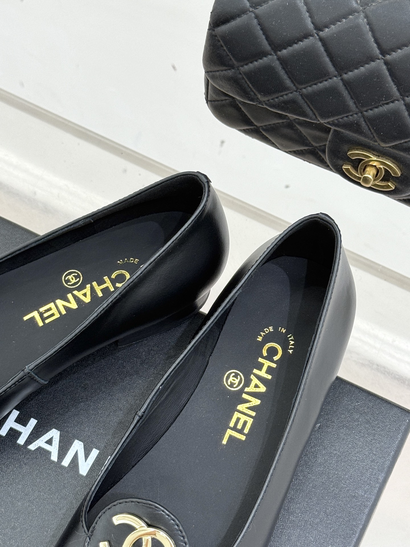 ！CHANE*｜小香26C新款双C拼色单鞋这双单鞋真的把摩登与优雅焊在了脚上✨ 谁穿谁是行走的香奈儿女郎