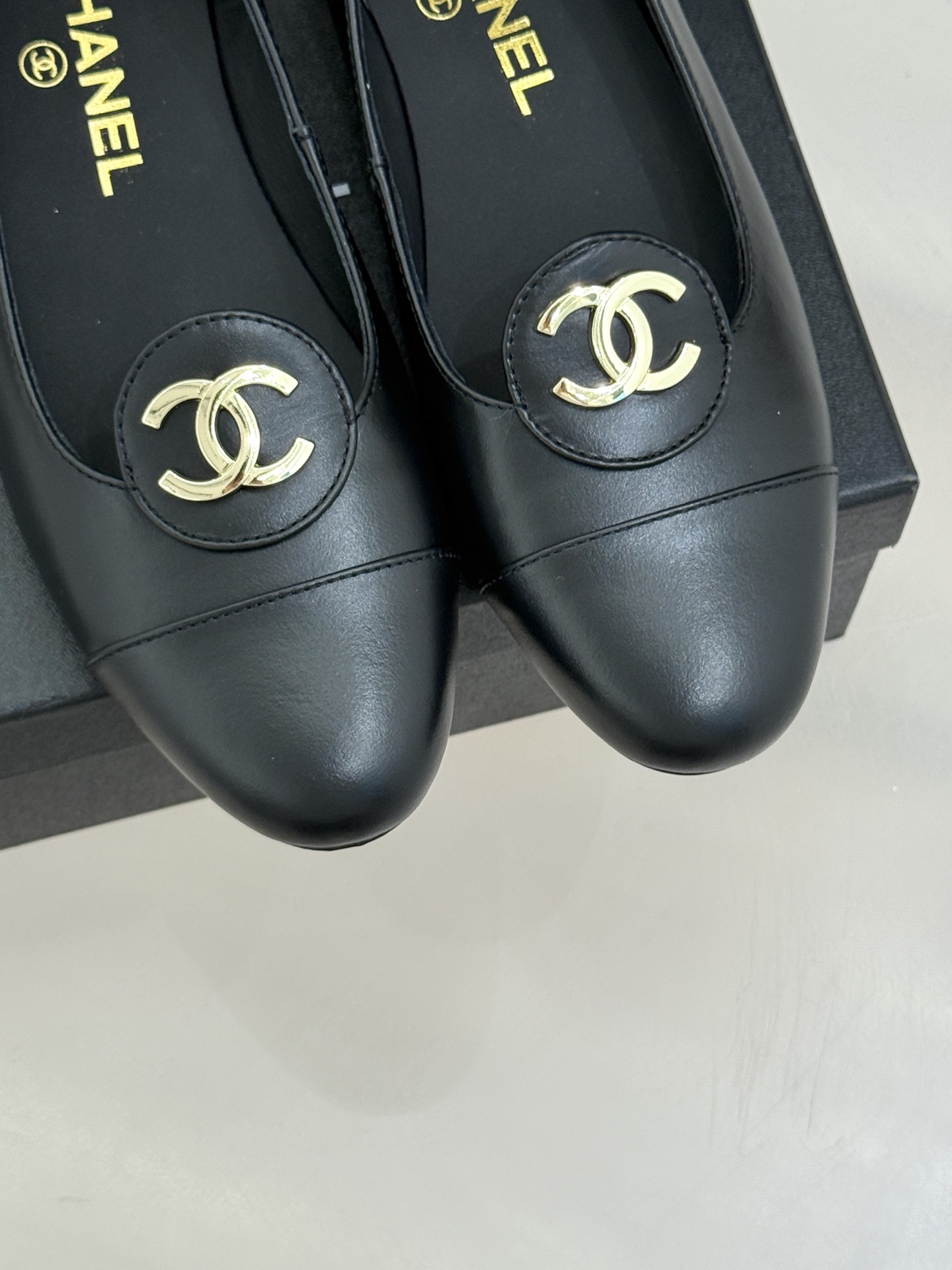 ！CHANE*｜小香26C新款双C拼色单鞋这双单鞋真的把摩登与优雅焊在了脚上✨ 谁穿谁是行走的香奈儿女郎