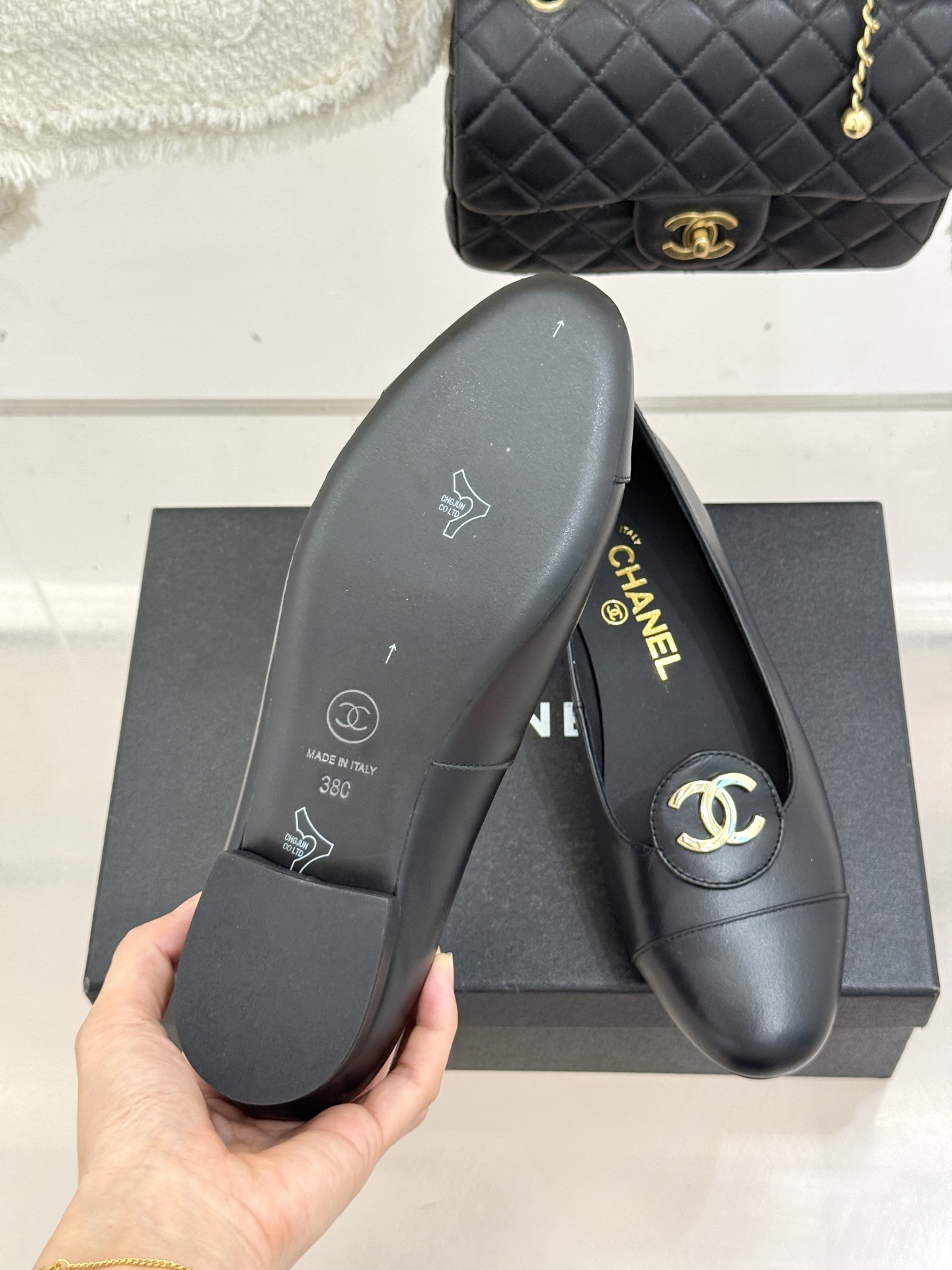 ！CHANE*｜小香26C新款双C拼色单鞋这双单鞋真的把摩登与优雅焊在了脚上✨ 谁穿谁是行走的香奈儿女郎