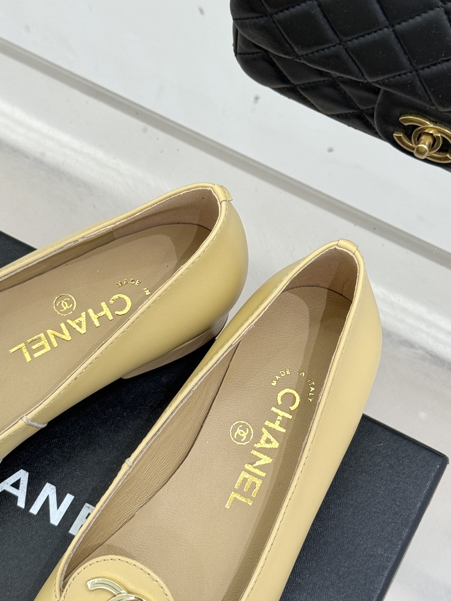 ！CHANE*｜小香26C新款双C拼色单鞋这双单鞋真的把摩登与优雅焊在了脚上✨ 谁穿谁是行走的香奈儿女郎