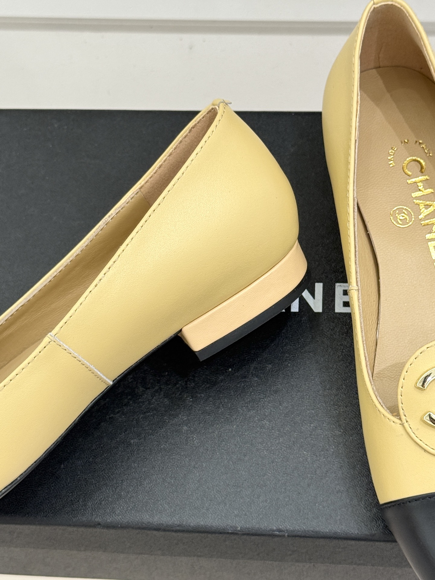 ！CHANE*｜小香26C新款双C拼色单鞋这双单鞋真的把摩登与优雅焊在了脚上✨ 谁穿谁是行走的香奈儿女郎