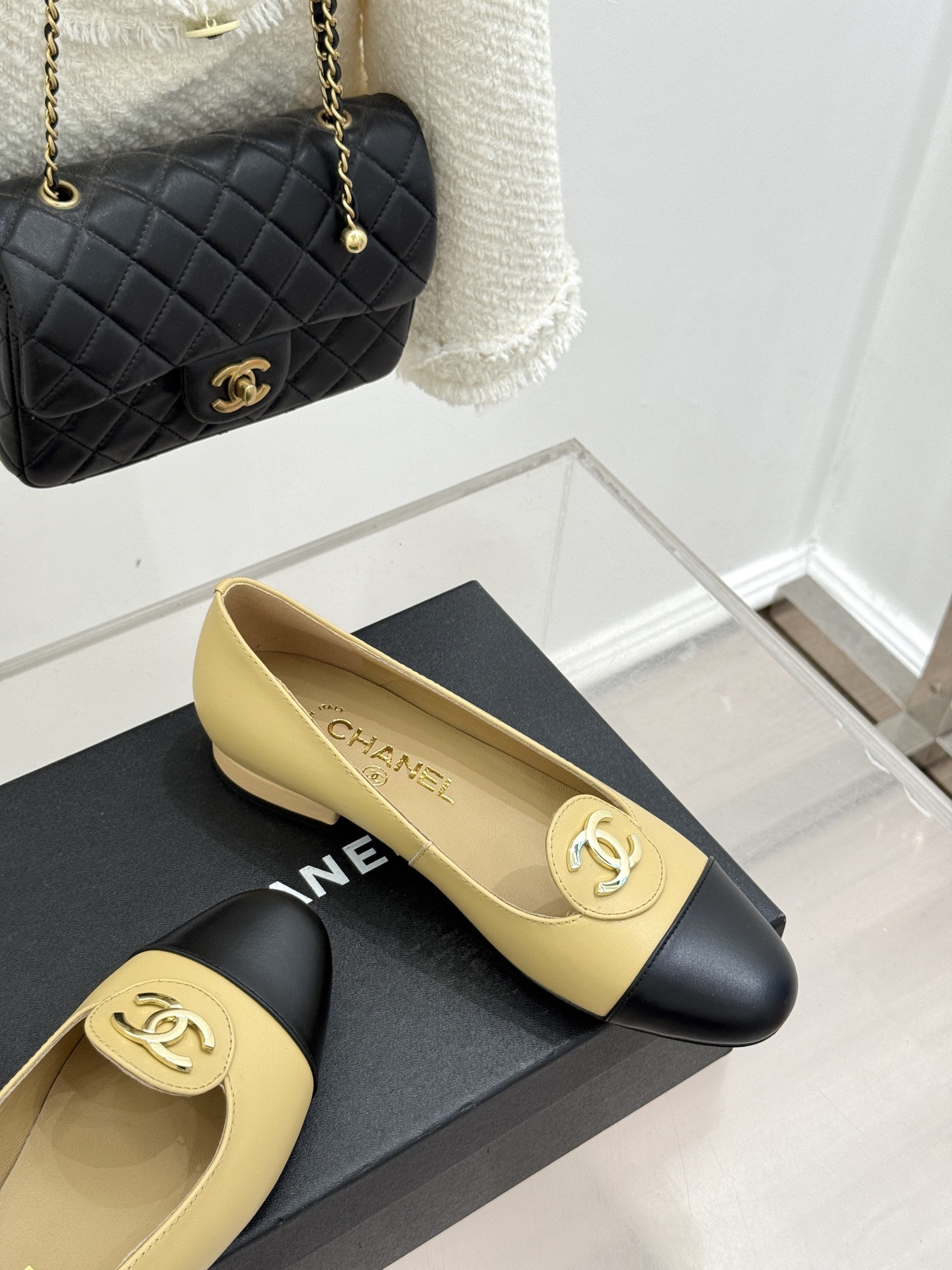 ！CHANE*｜小香26C新款双C拼色单鞋这双单鞋真的把摩登与优雅焊在了脚上✨ 谁穿谁是行走的香奈儿女郎