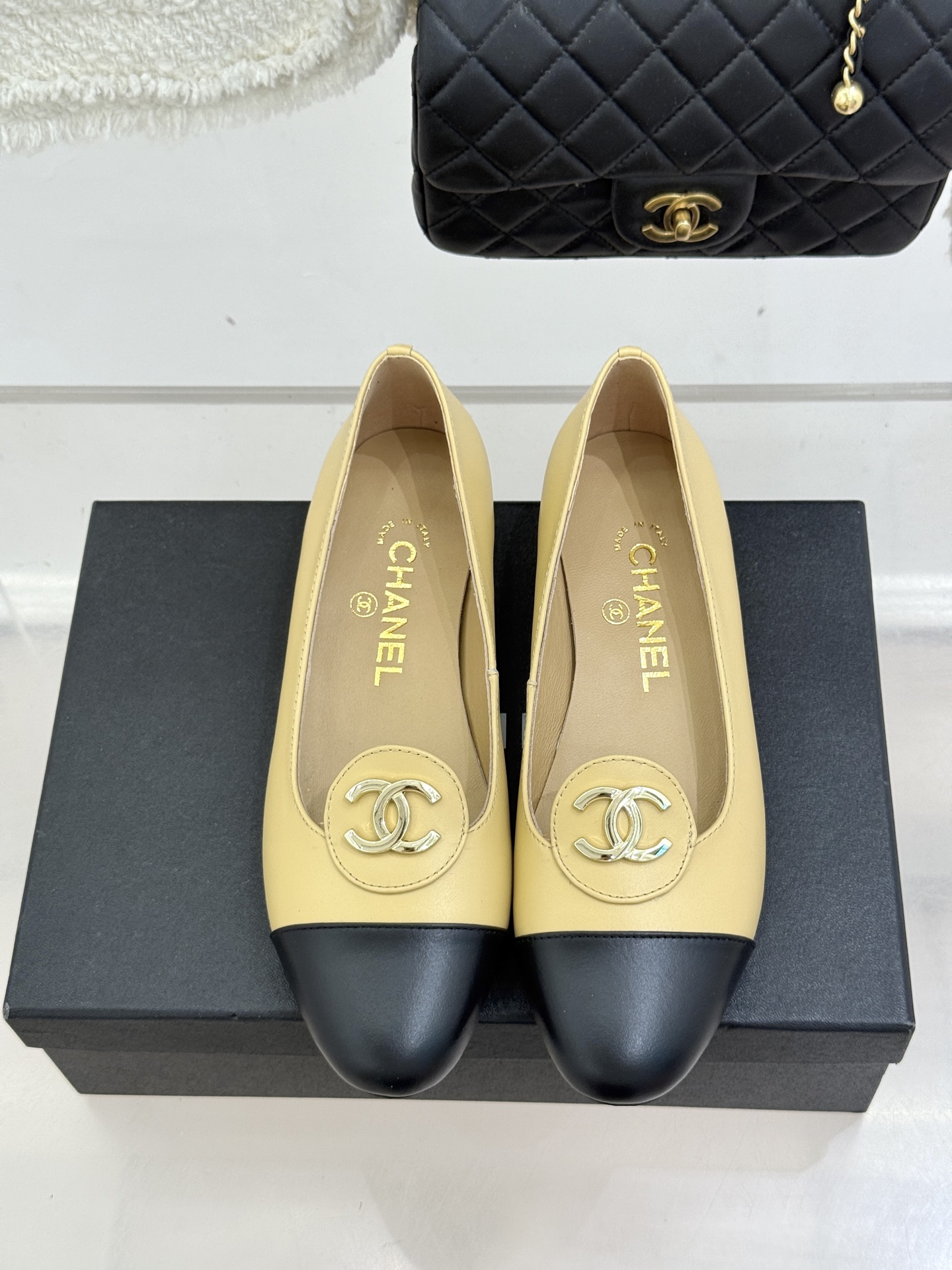 ！CHANE*｜小香26C新款双C拼色单鞋这双单鞋真的把摩登与优雅焊在了脚上✨ 谁穿谁是行走的香奈儿女郎