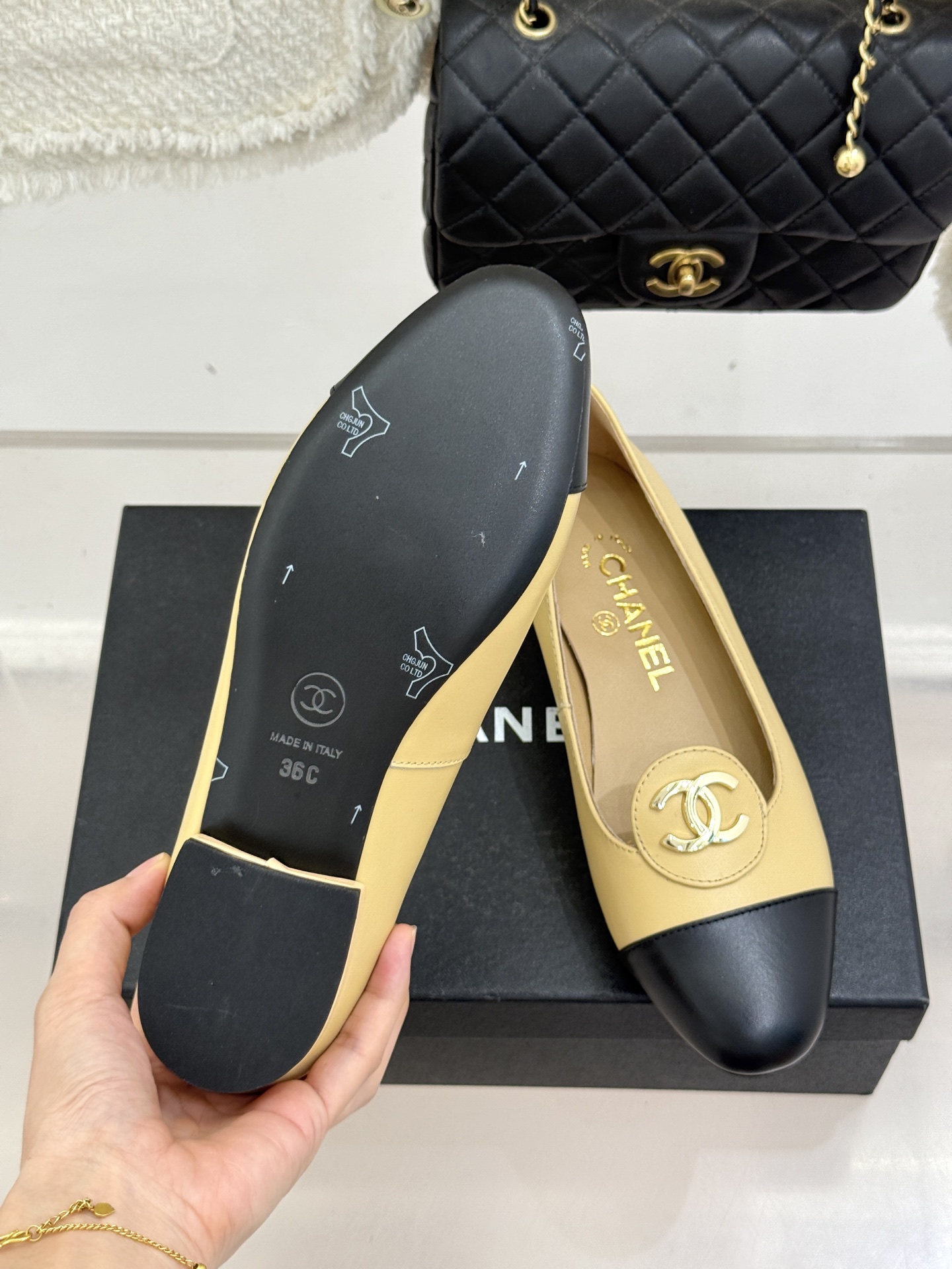 ！CHANE*｜小香26C新款双C拼色单鞋这双单鞋真的把摩登与优雅焊在了脚上✨ 谁穿谁是行走的香奈儿女郎