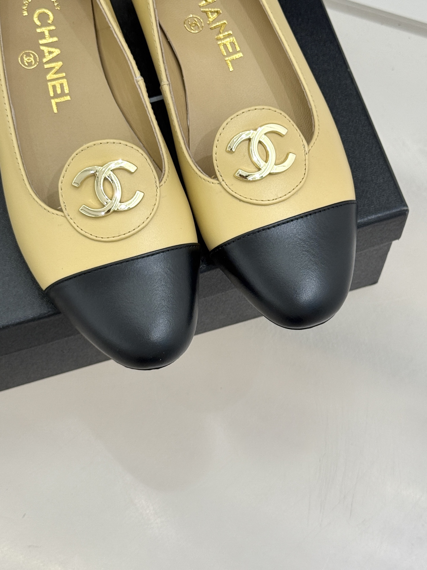 ！CHANE*｜小香26C新款双C拼色单鞋这双单鞋真的把摩登与优雅焊在了脚上✨ 谁穿谁是行走的香奈儿女郎