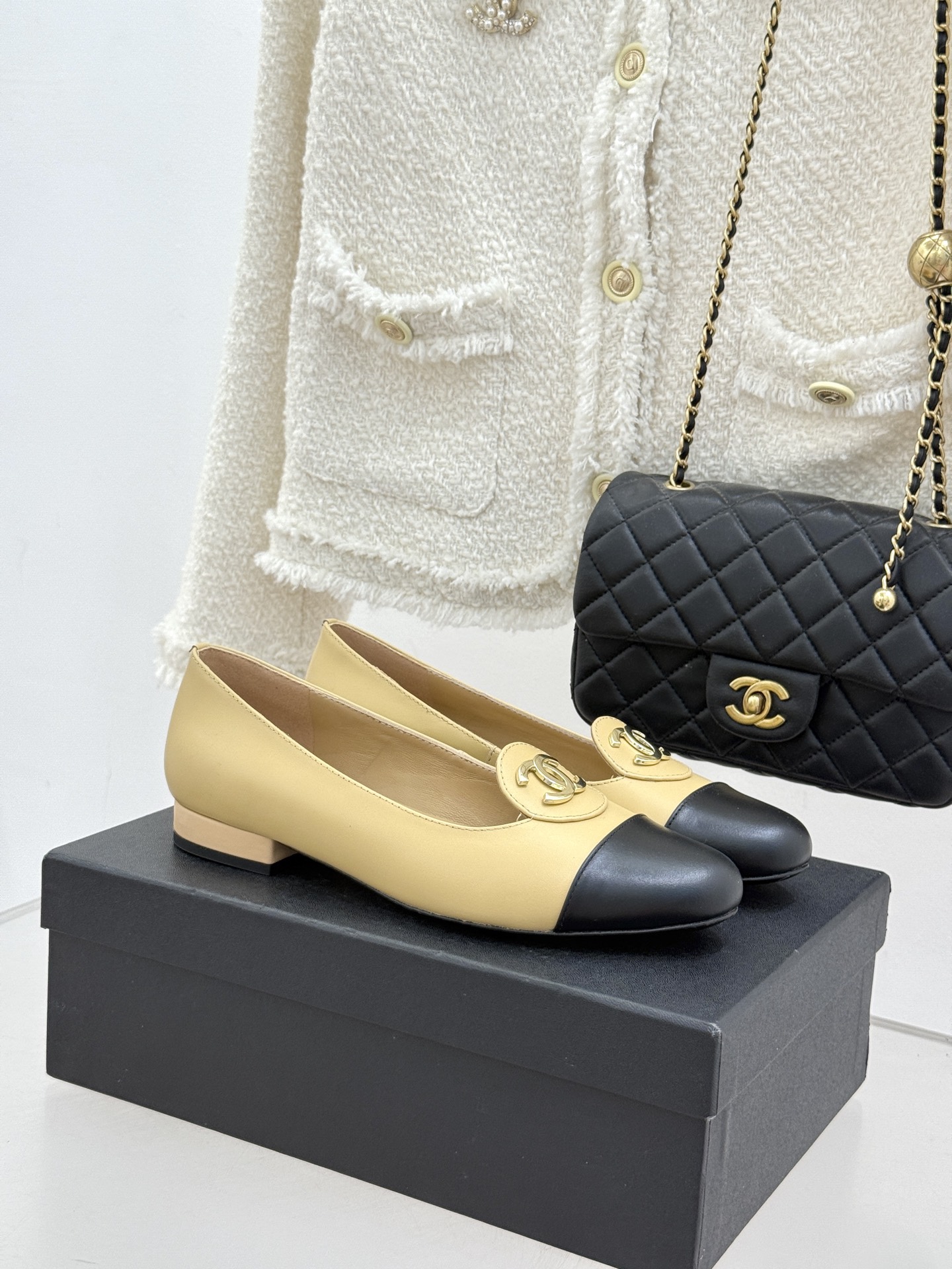 ！CHANE*｜小香26C新款双C拼色单鞋这双单鞋真的把摩登与优雅焊在了脚上✨ 谁穿谁是行走的香奈儿女郎