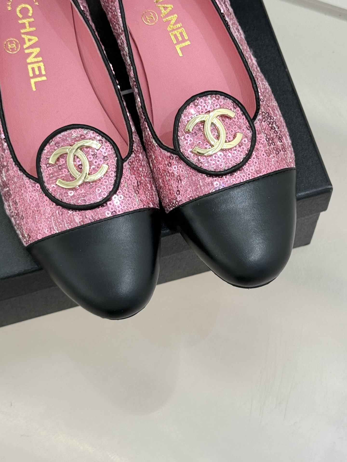 ！CHANE*｜小香26C新款双C拼色单鞋这双单鞋真的把摩登与优雅焊在了脚上✨ 谁穿谁是行走的香奈儿女郎