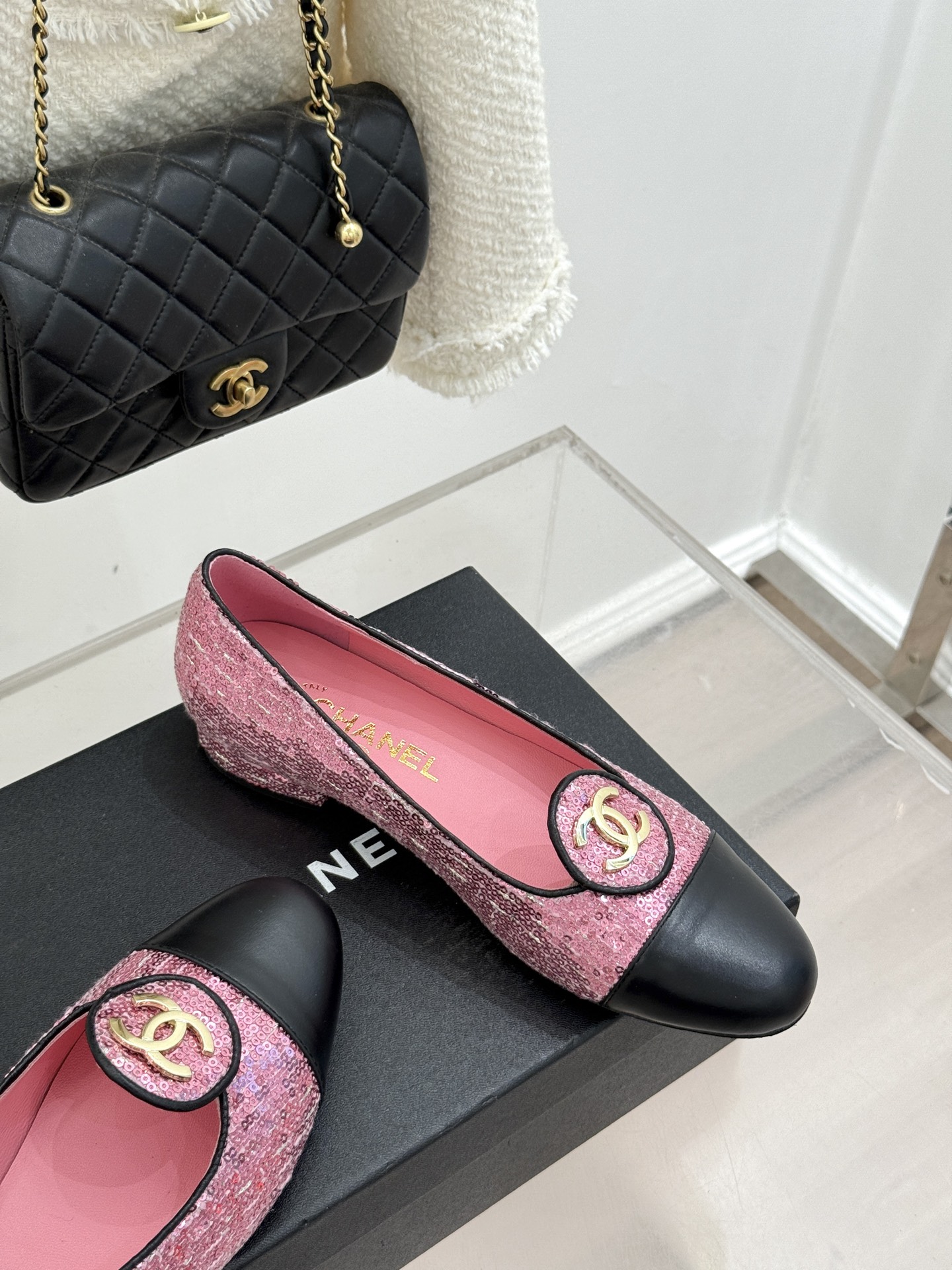 ！CHANE*｜小香26C新款双C拼色单鞋这双单鞋真的把摩登与优雅焊在了脚上✨ 谁穿谁是行走的香奈儿女郎