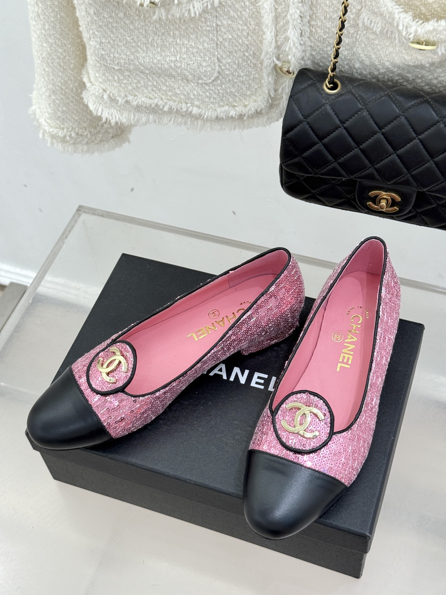 ！CHANE*｜小香26C新款双C拼色单鞋这双单鞋真的把摩登与优雅焊在了脚上✨ 谁穿谁是行走的香奈儿女郎