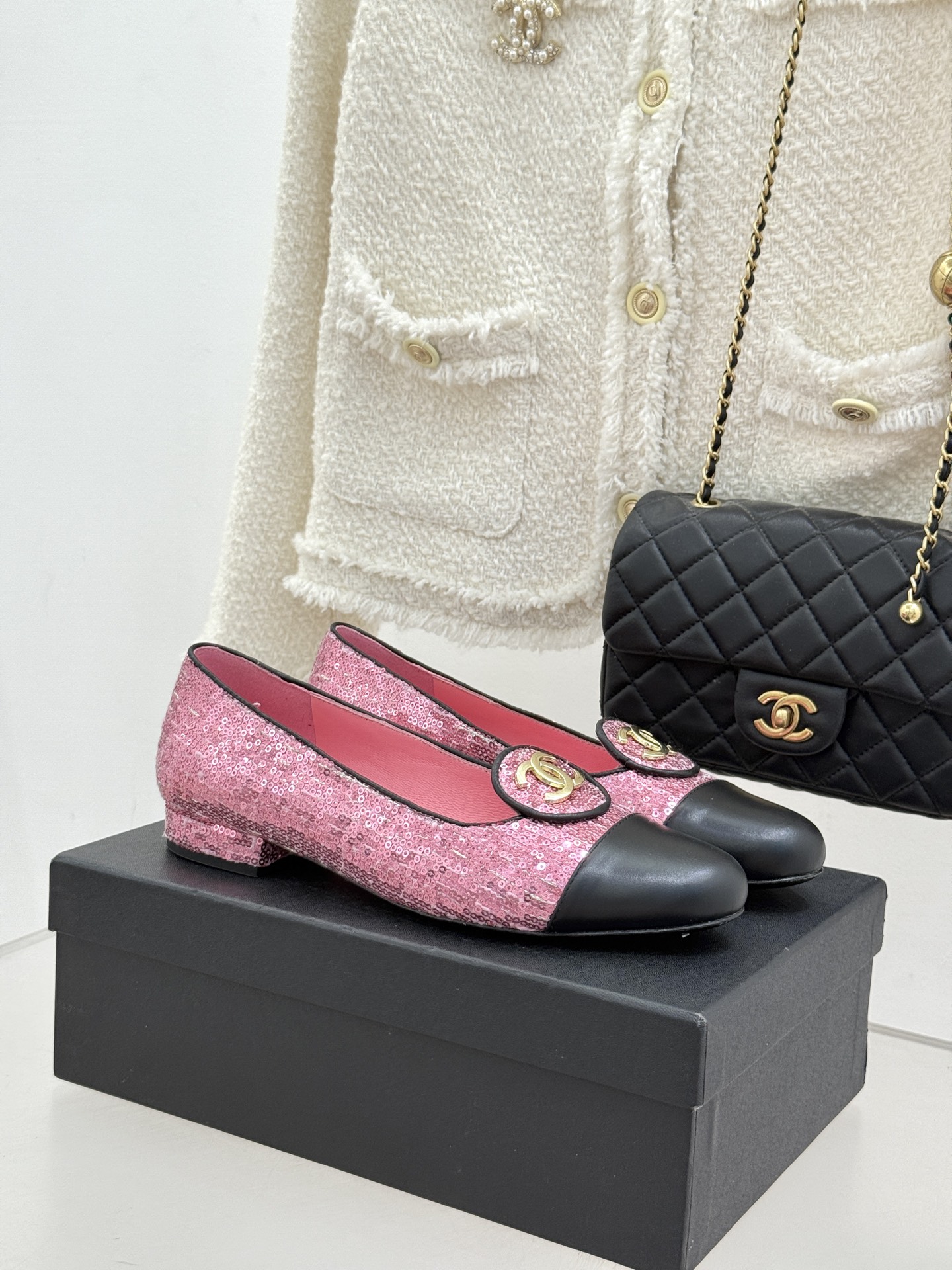 ！CHANE*｜小香26C新款双C拼色单鞋这双单鞋真的把摩登与优雅焊在了脚上✨ 谁穿谁是行走的香奈儿女郎