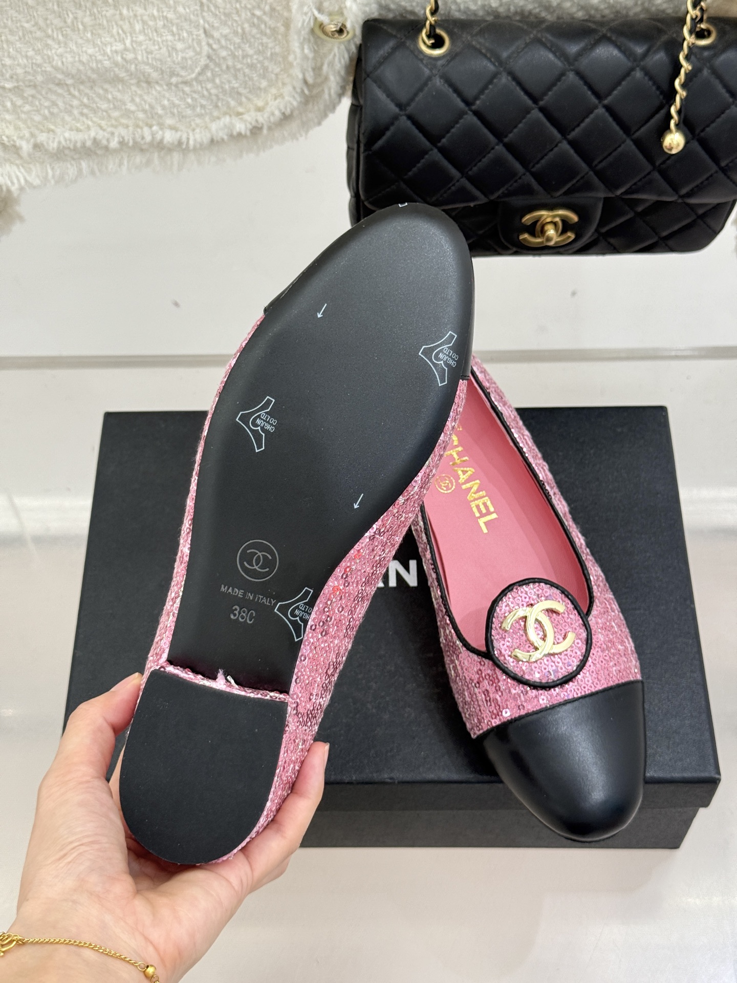 ！CHANE*｜小香26C新款双C拼色单鞋这双单鞋真的把摩登与优雅焊在了脚上✨ 谁穿谁是行走的香奈儿女郎