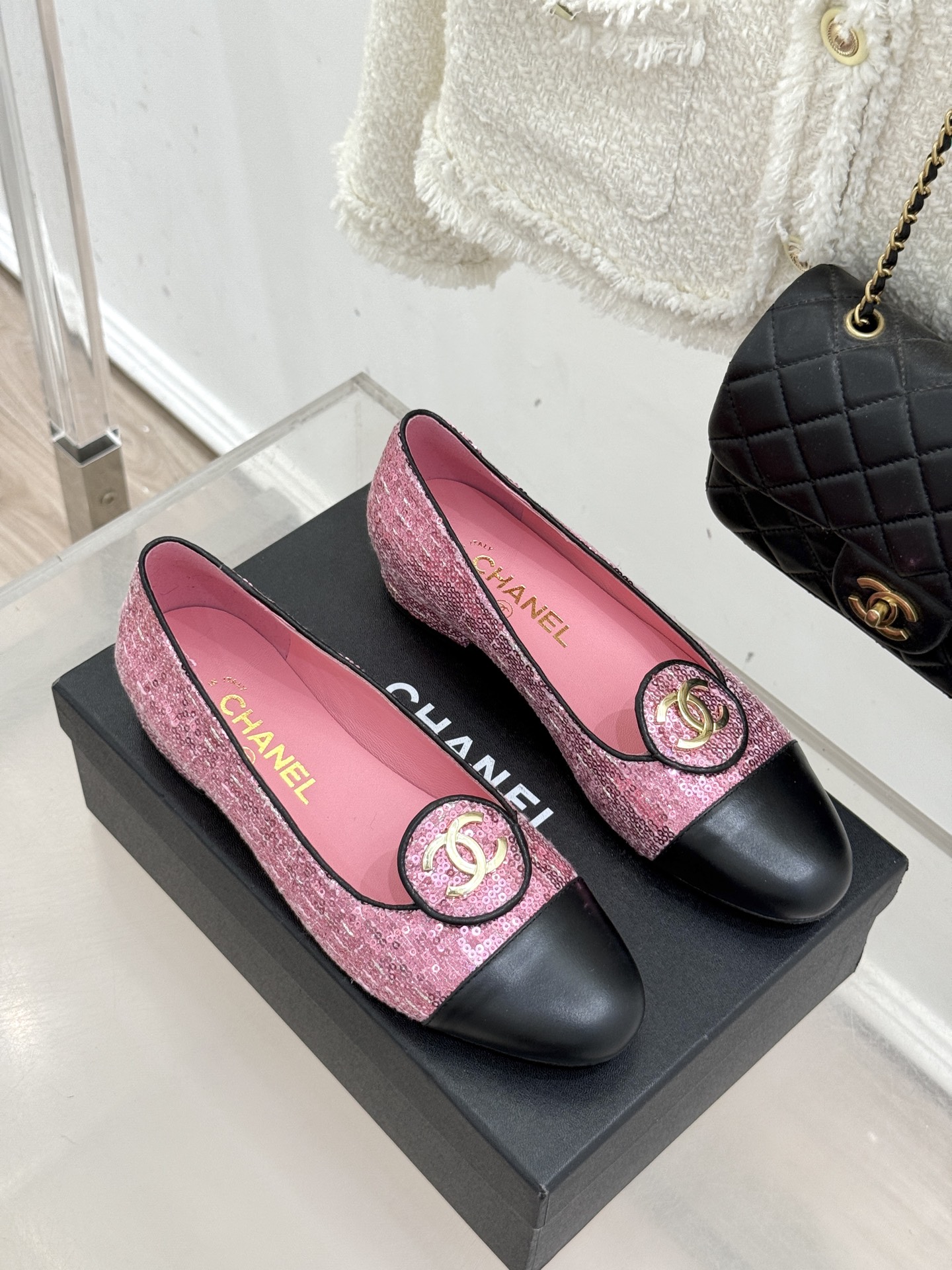 ！CHANE*｜小香26C新款双C拼色单鞋这双单鞋真的把摩登与优雅焊在了脚上✨ 谁穿谁是行走的香奈儿女郎