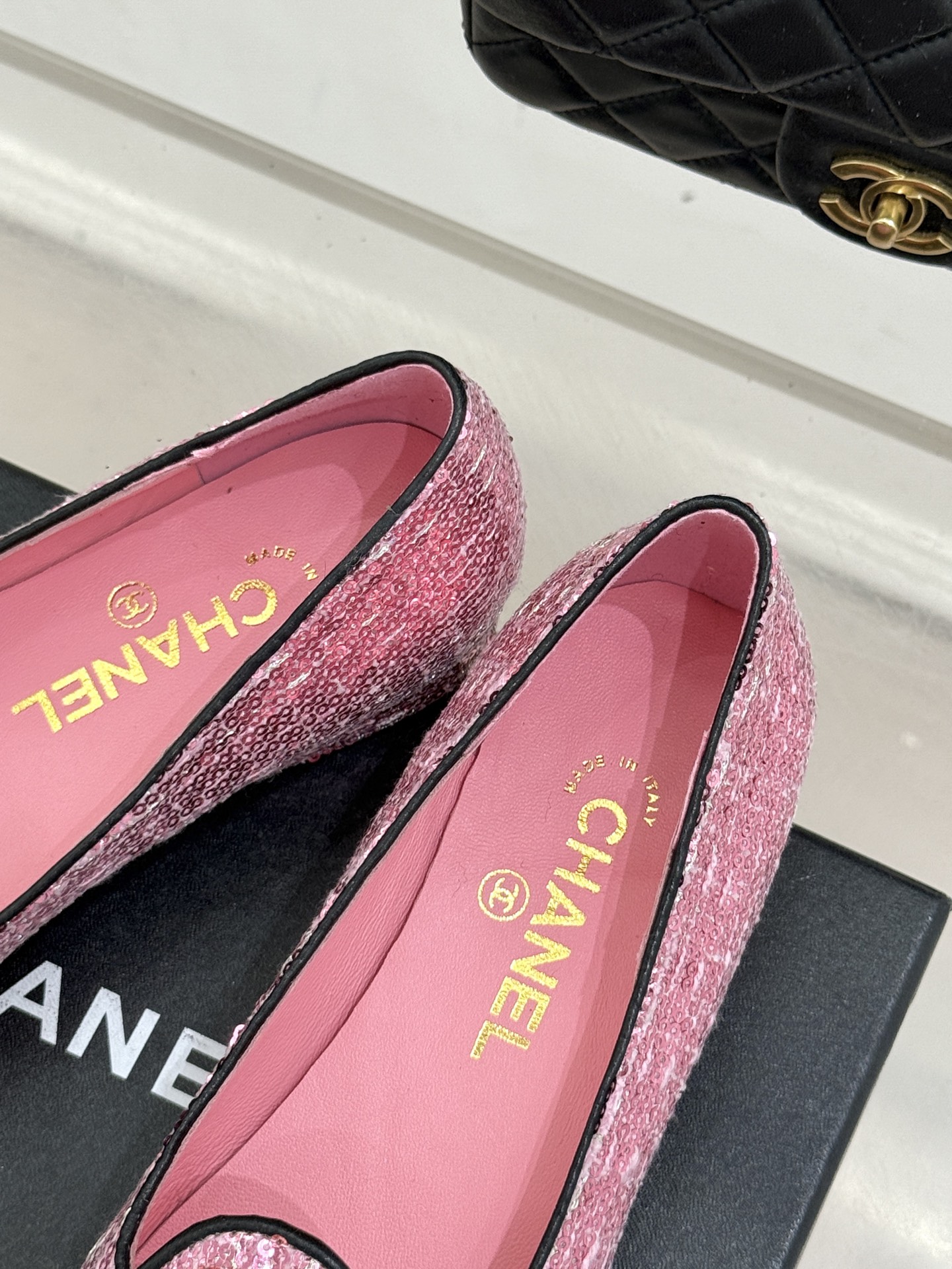 ！CHANE*｜小香26C新款双C拼色单鞋这双单鞋真的把摩登与优雅焊在了脚上✨ 谁穿谁是行走的香奈儿女郎