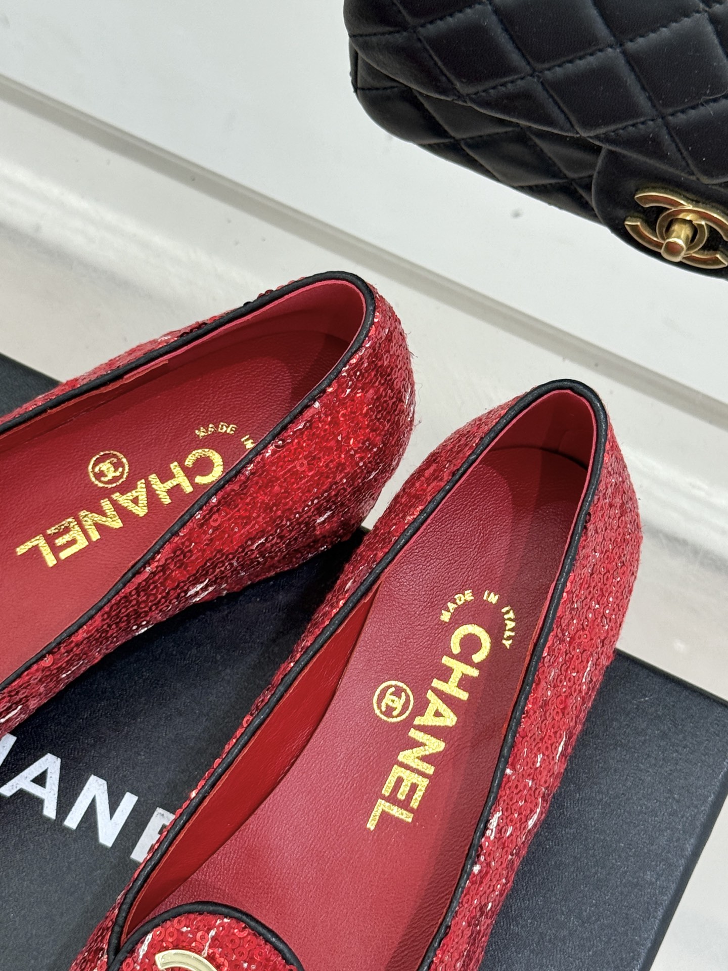 ！CHANE*｜小香26C新款双C拼色单鞋这双单鞋真的把摩登与优雅焊在了脚上✨ 谁穿谁是行走的香奈儿女郎