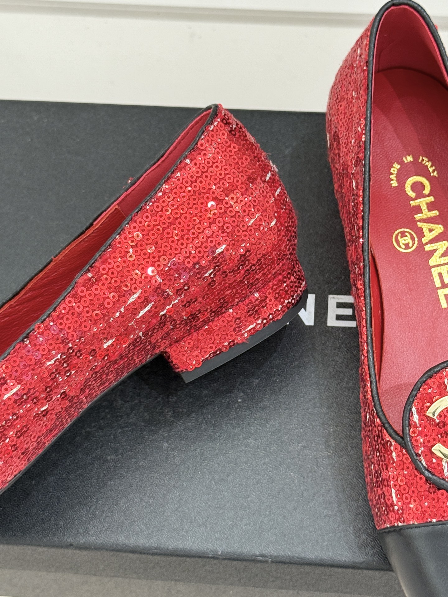 ！CHANE*｜小香26C新款双C拼色单鞋这双单鞋真的把摩登与优雅焊在了脚上✨ 谁穿谁是行走的香奈儿女郎