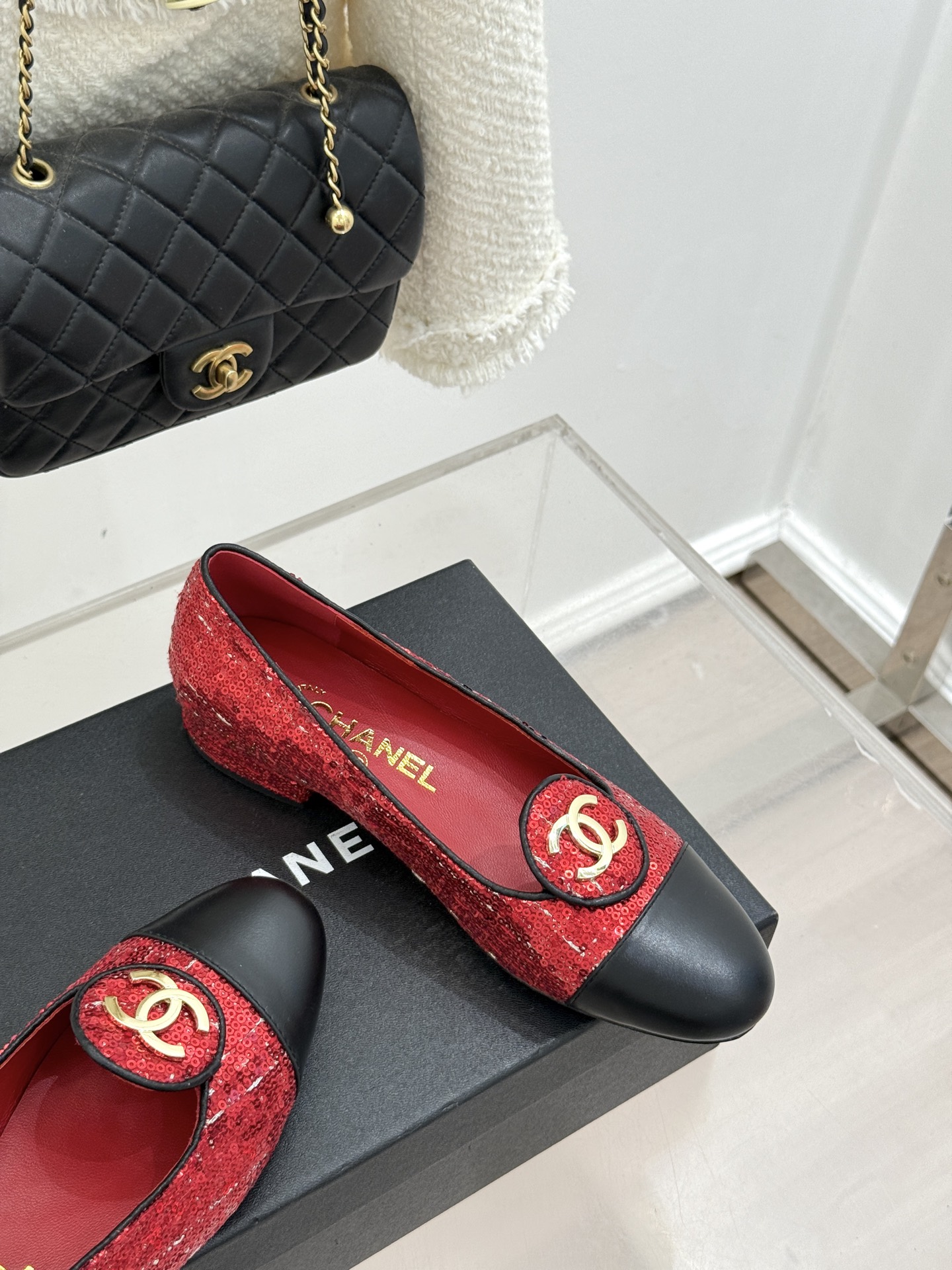 ！CHANE*｜小香26C新款双C拼色单鞋这双单鞋真的把摩登与优雅焊在了脚上✨ 谁穿谁是行走的香奈儿女郎