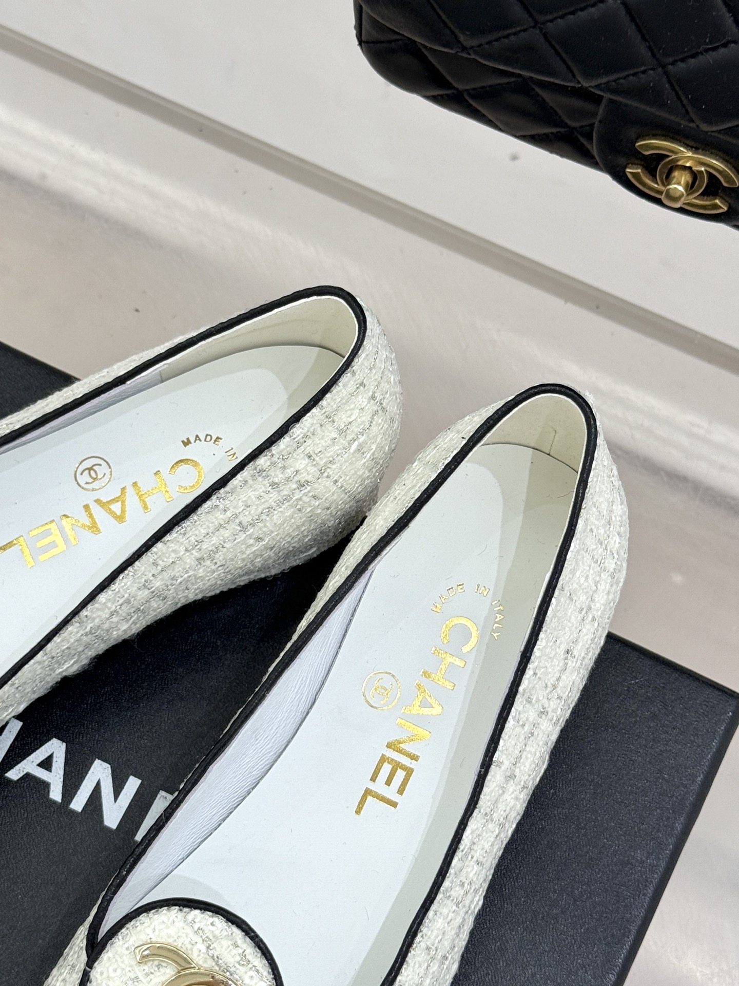 ！CHANE*｜小香26C新款双C拼色单鞋这双单鞋真的把摩登与优雅焊在了脚上✨ 谁穿谁是行走的香奈儿女郎