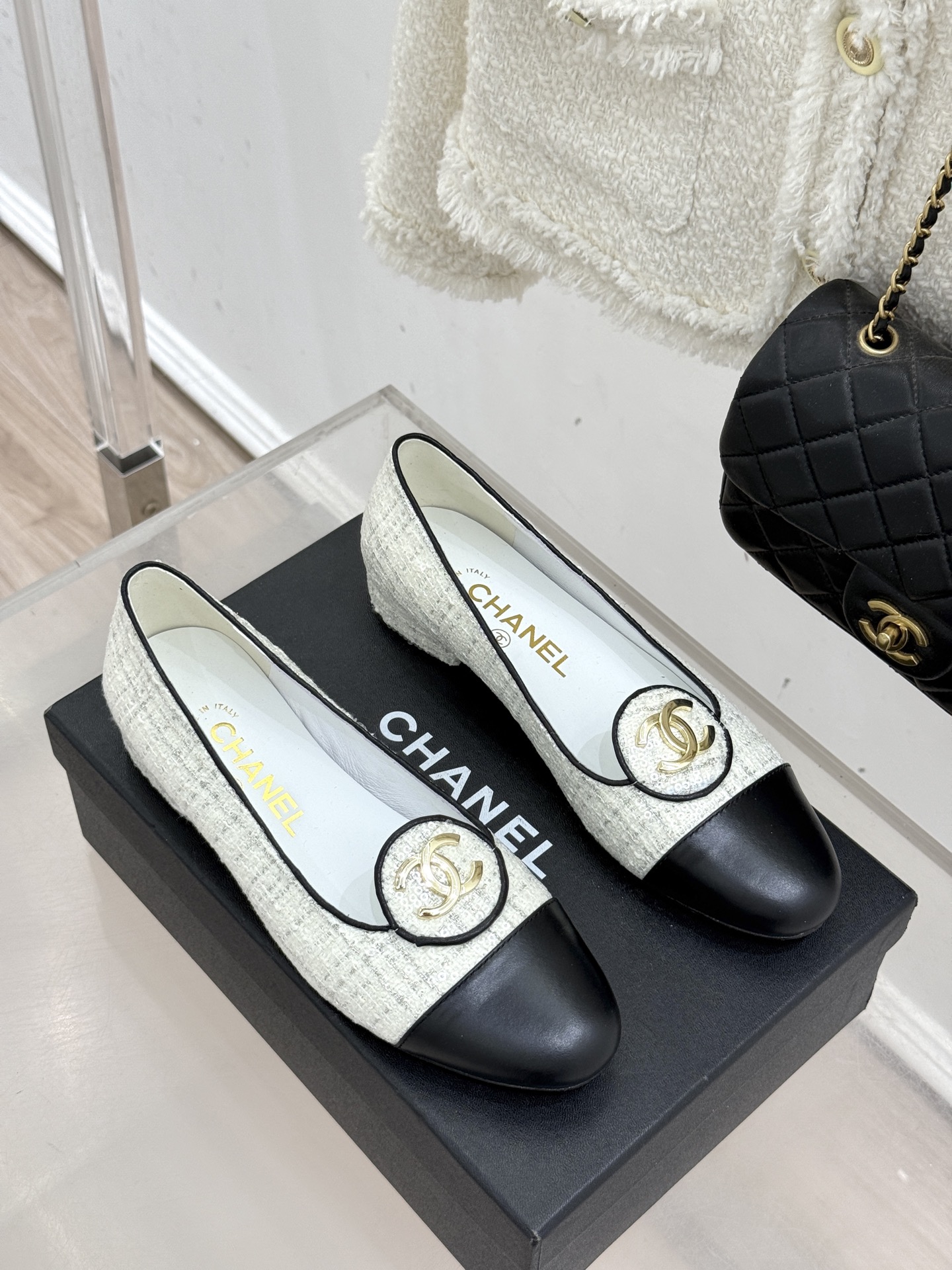 ！CHANE*｜小香26C新款双C拼色单鞋这双单鞋真的把摩登与优雅焊在了脚上✨ 谁穿谁是行走的香奈儿女郎