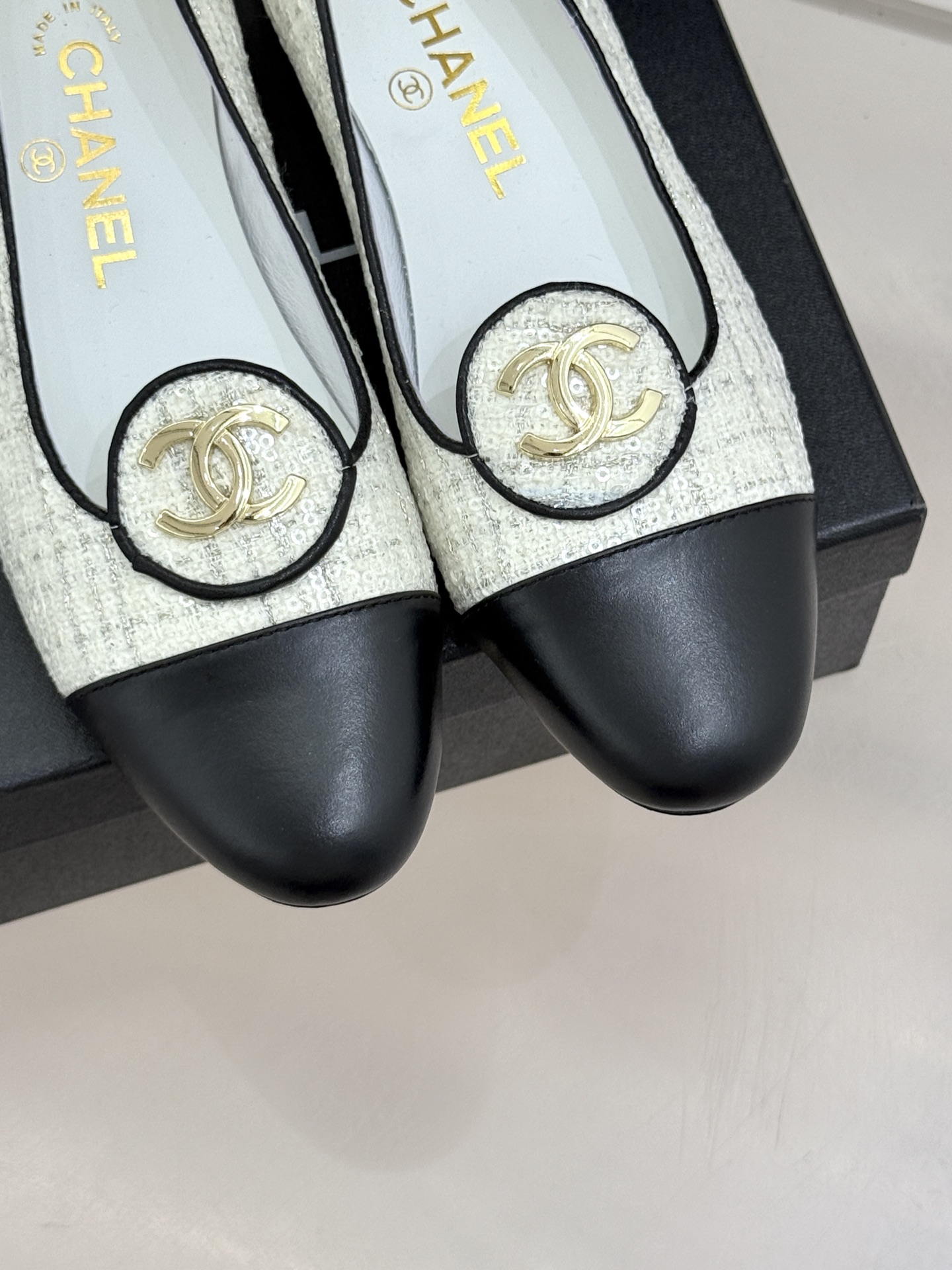 ！CHANE*｜小香26C新款双C拼色单鞋这双单鞋真的把摩登与优雅焊在了脚上✨ 谁穿谁是行走的香奈儿女郎