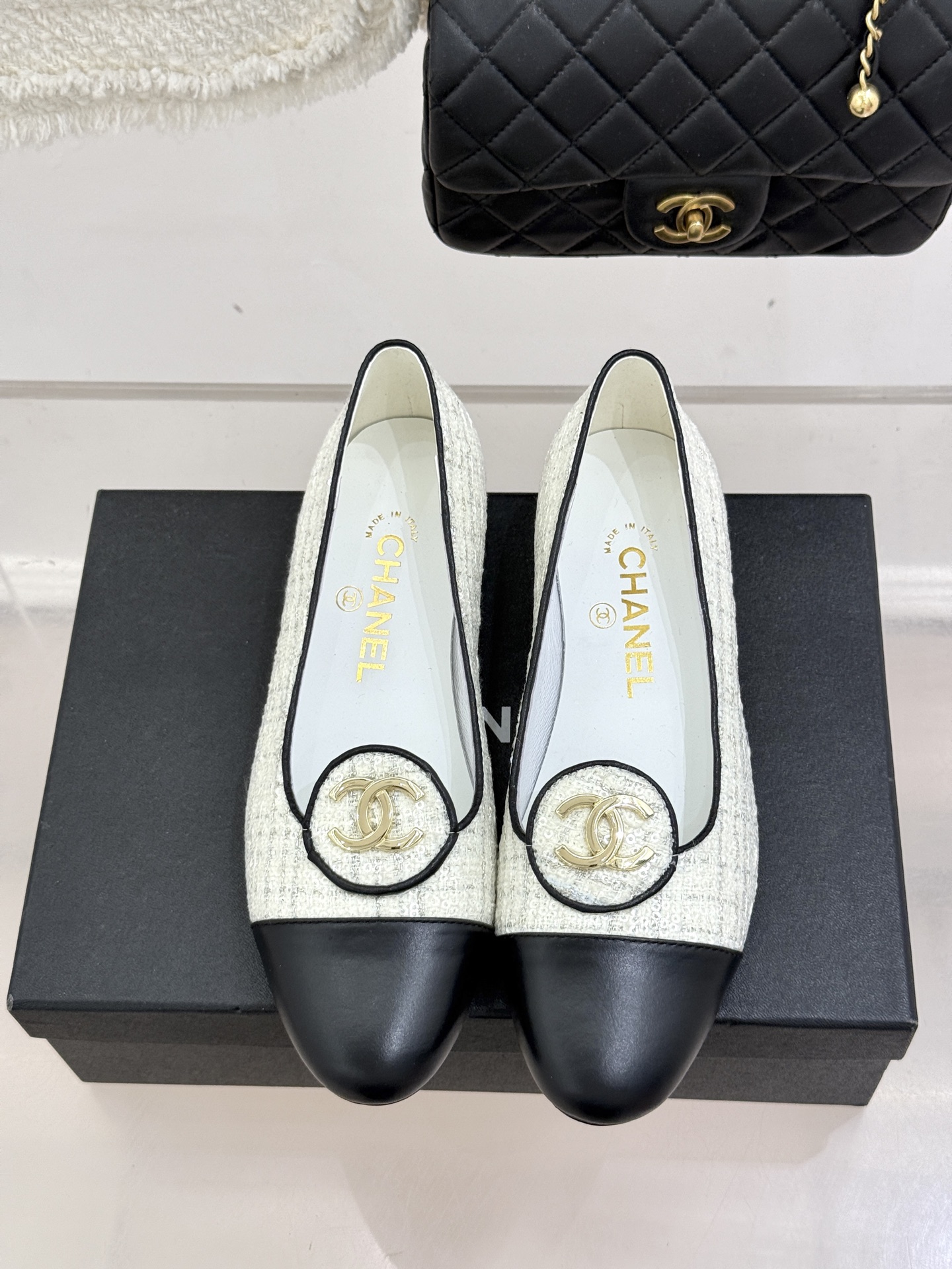 ！CHANE*｜小香26C新款双C拼色单鞋这双单鞋真的把摩登与优雅焊在了脚上✨ 谁穿谁是行走的香奈儿女郎