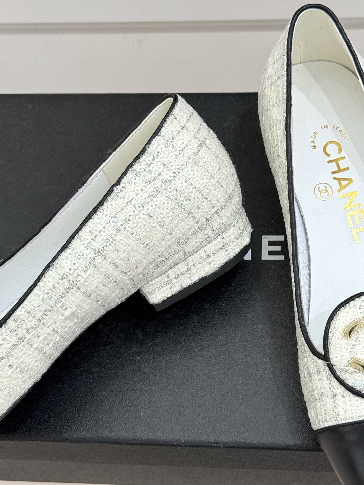 ！CHANE*｜小香26C新款双C拼色单鞋这双单鞋真的把摩登与优雅焊在了脚上✨ 谁穿谁是行走的香奈儿女郎