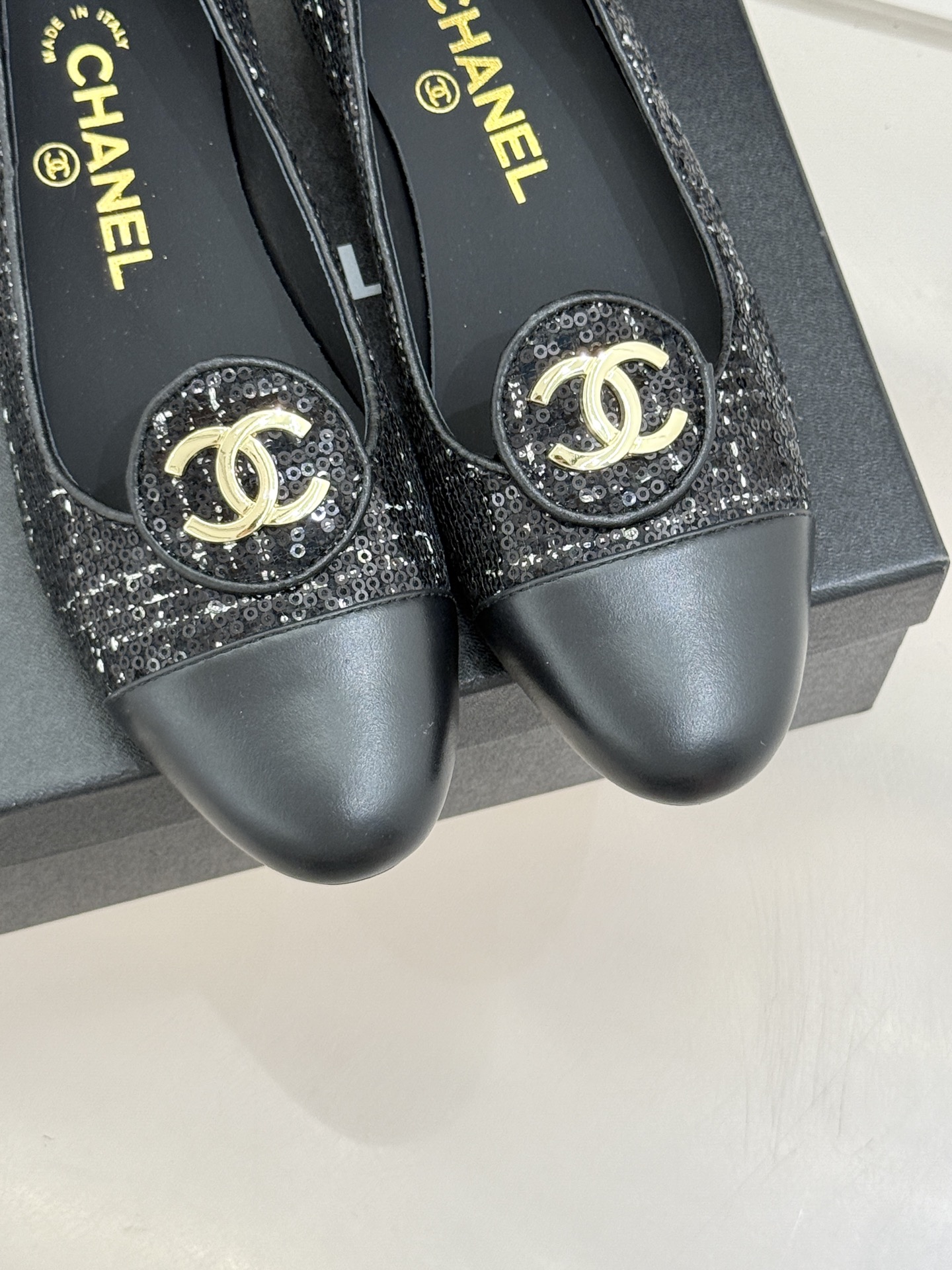 ！CHANE*｜小香26C新款双C拼色单鞋这双单鞋真的把摩登与优雅焊在了脚上✨ 谁穿谁是行走的香奈儿女郎