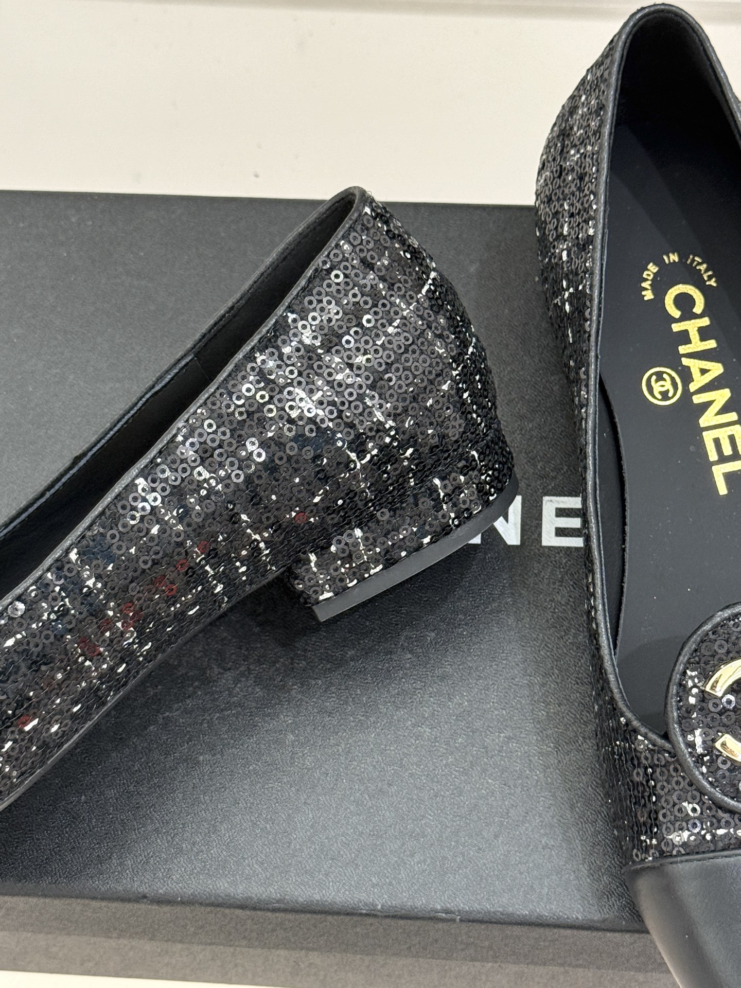 ！CHANE*｜小香26C新款双C拼色单鞋这双单鞋真的把摩登与优雅焊在了脚上✨ 谁穿谁是行走的香奈儿女郎