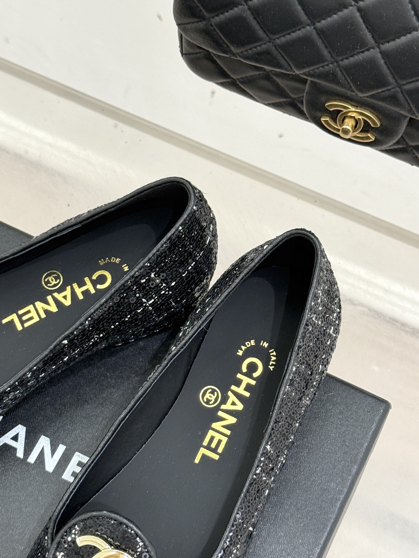 ！CHANE*｜小香26C新款双C拼色单鞋这双单鞋真的把摩登与优雅焊在了脚上✨ 谁穿谁是行走的香奈儿女郎