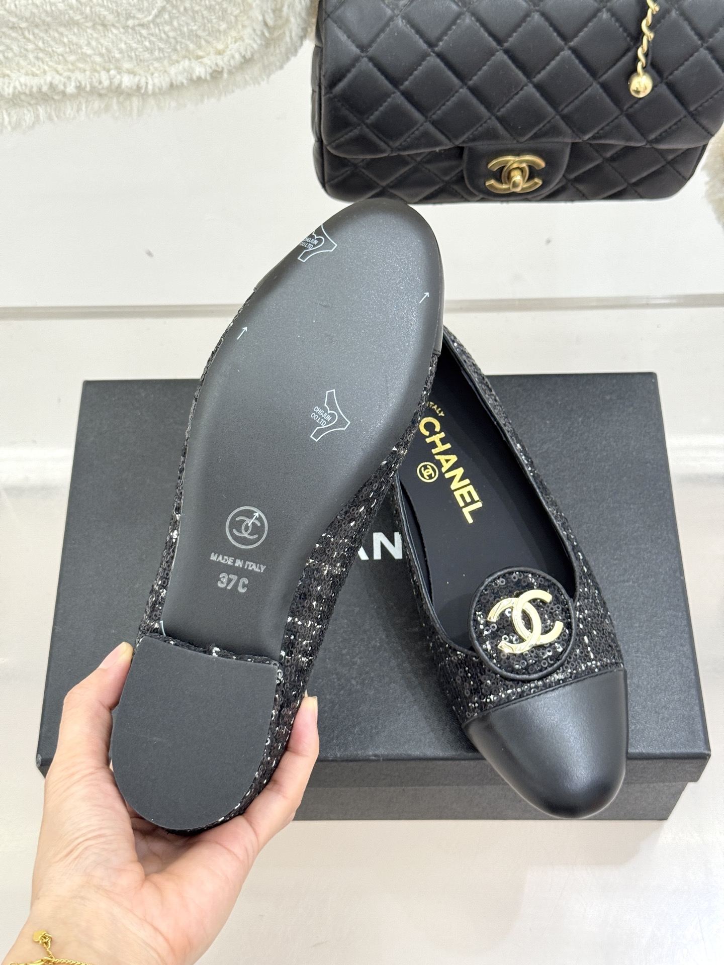 ！CHANE*｜小香26C新款双C拼色单鞋这双单鞋真的把摩登与优雅焊在了脚上✨ 谁穿谁是行走的香奈儿女郎