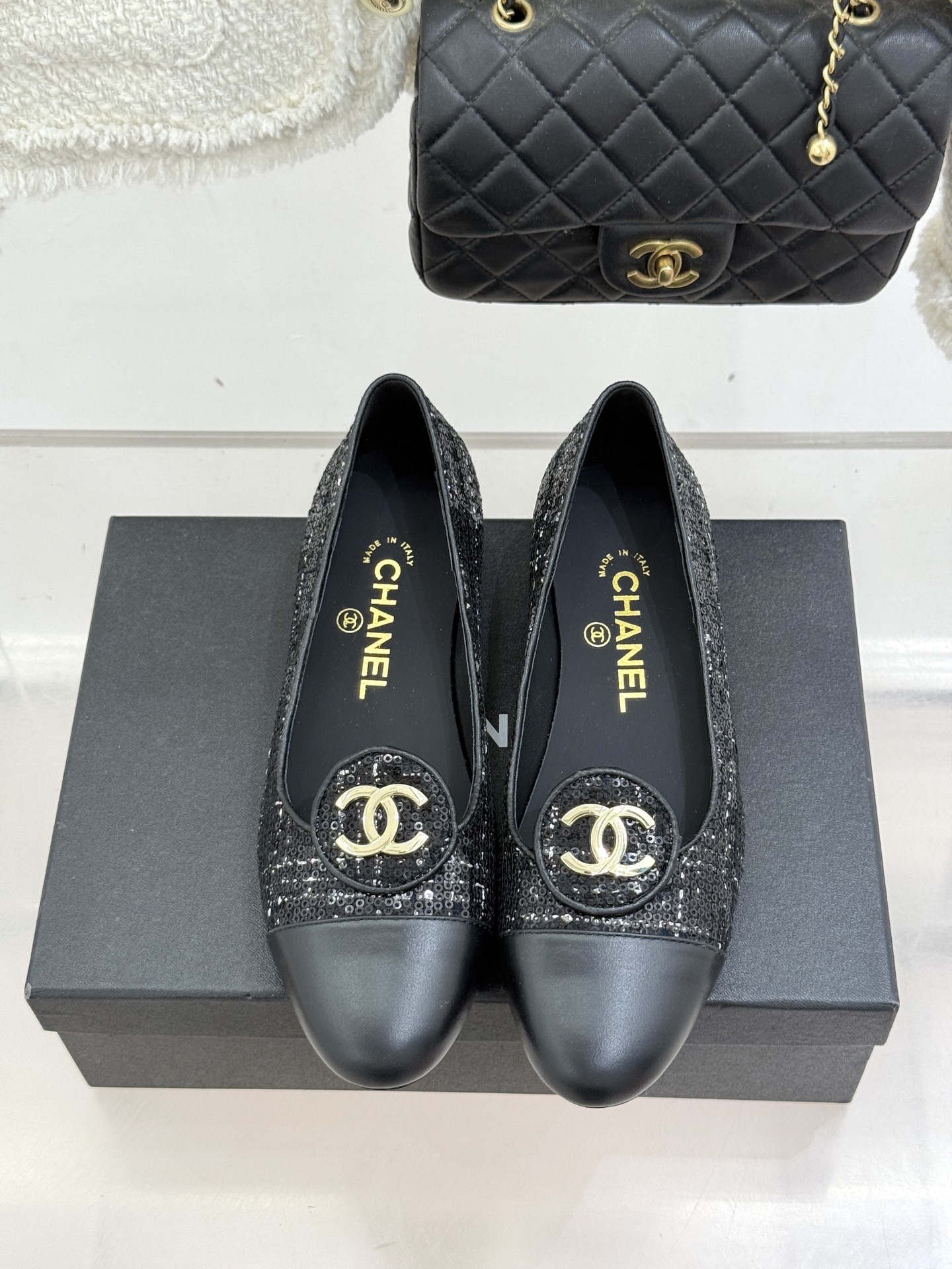 ！CHANE*｜小香26C新款双C拼色单鞋这双单鞋真的把摩登与优雅焊在了脚上✨ 谁穿谁是行走的香奈儿女郎