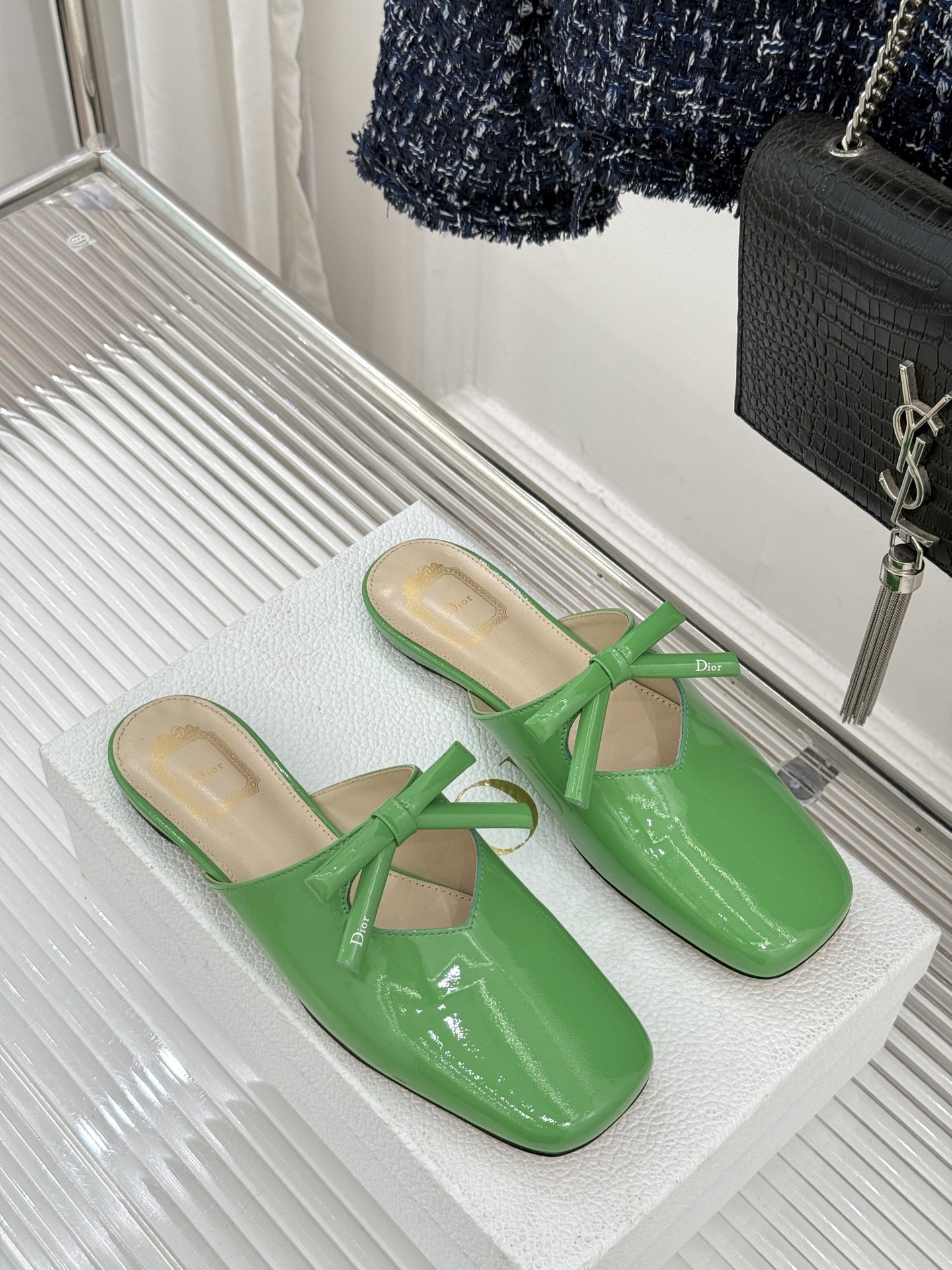 Dior/迪奥26WF早春新品蝴蝶结包头半拖鞋鱼嘴凉鞋当罗马阿尔巴尼别墅的早春晨光吻过迪奥工坊的缎面裁片