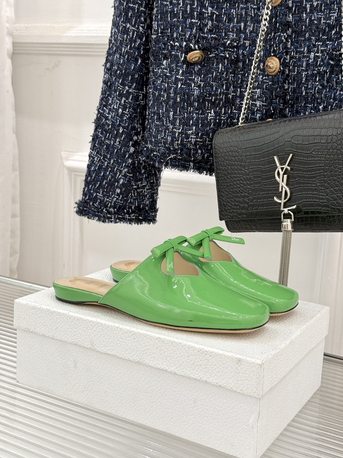 Dior/迪奥26WF早春新品蝴蝶结包头半拖鞋鱼嘴凉鞋当罗马阿尔巴尼别墅的早春晨光吻过迪奥工坊的缎面裁片