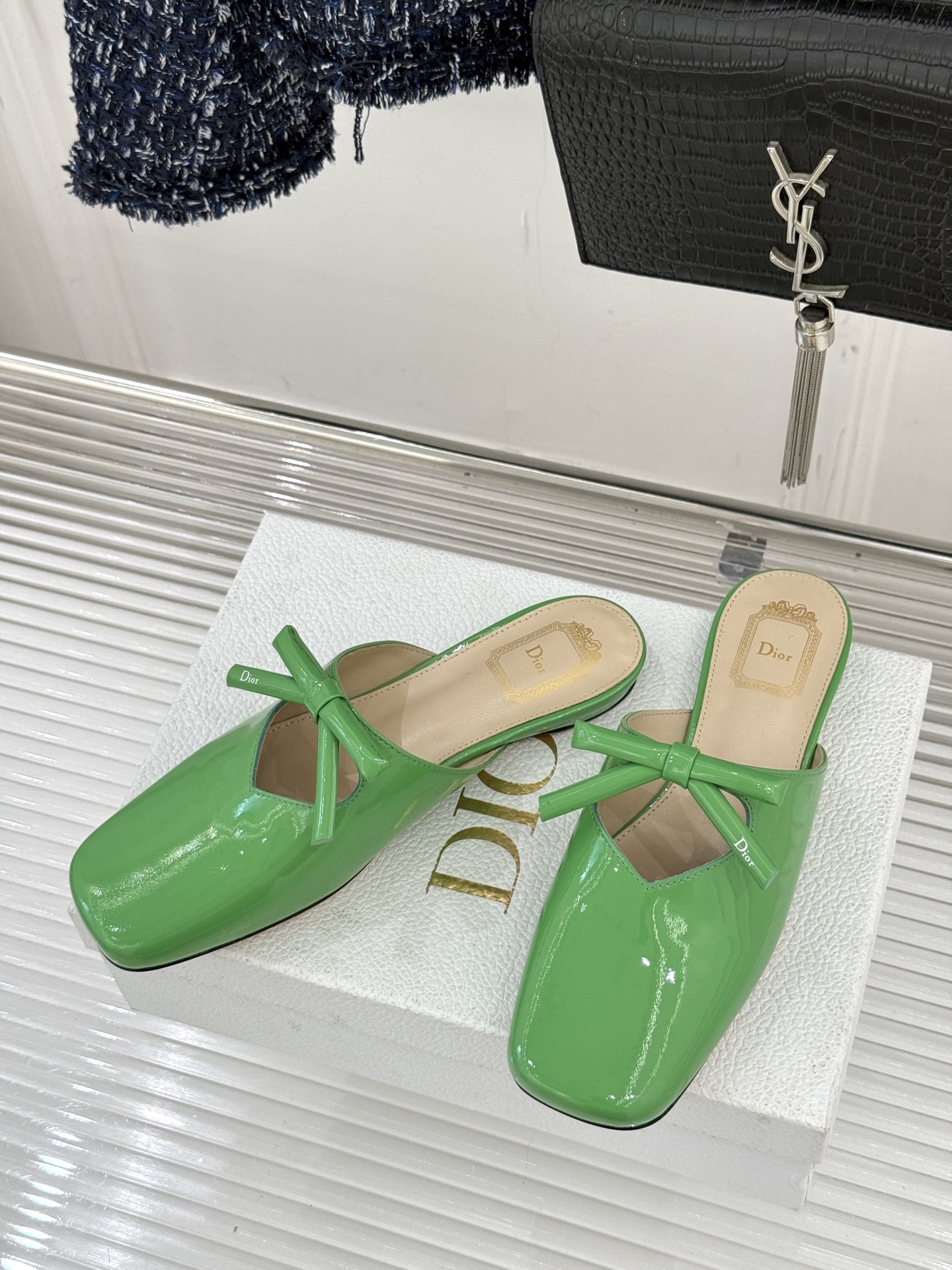 Dior/迪奥26WF早春新品蝴蝶结包头半拖鞋鱼嘴凉鞋当罗马阿尔巴尼别墅的早春晨光吻过迪奥工坊的缎面裁片