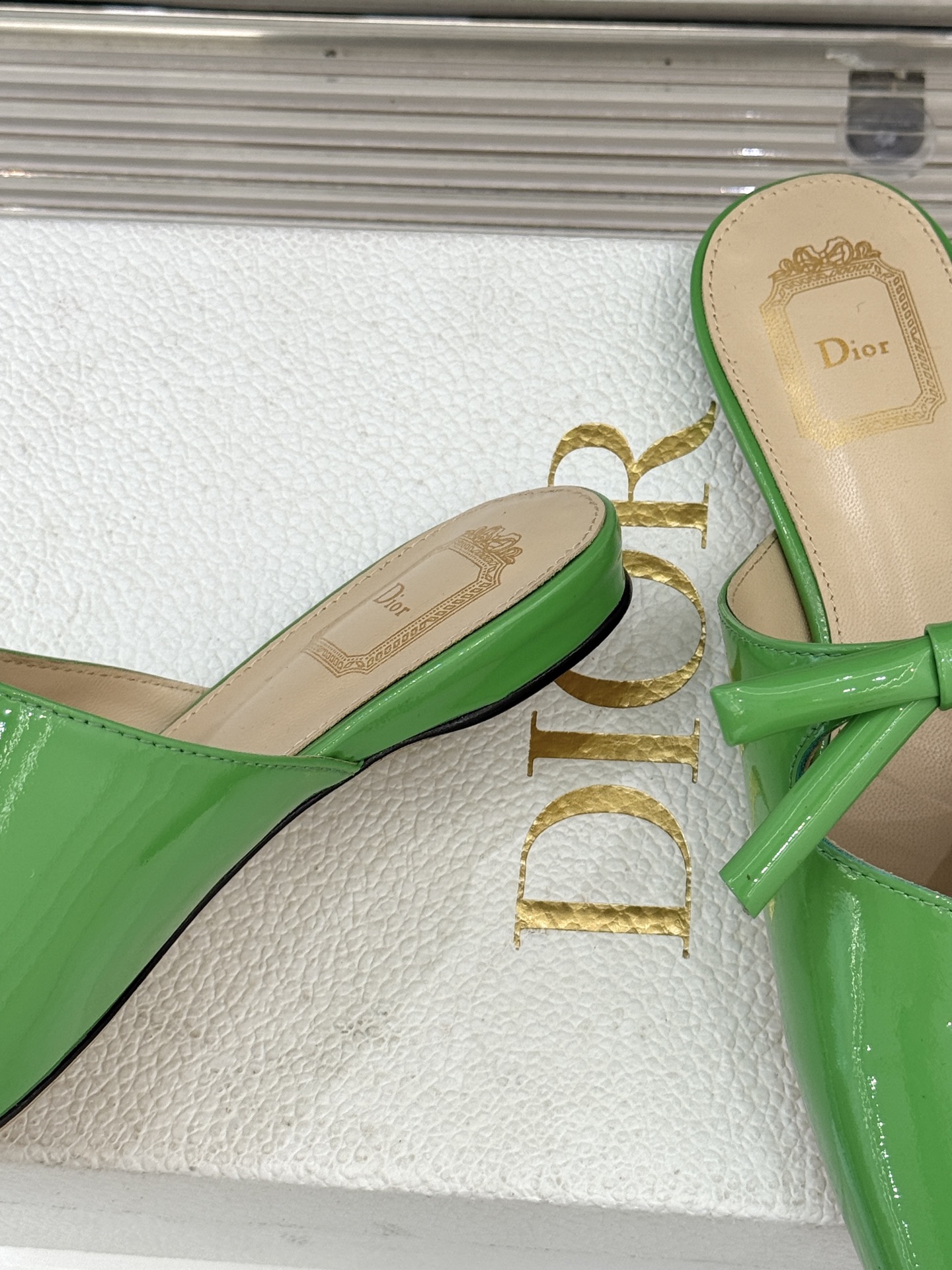 Dior/迪奥26WF早春新品蝴蝶结包头半拖鞋鱼嘴凉鞋当罗马阿尔巴尼别墅的早春晨光吻过迪奥工坊的缎面裁片