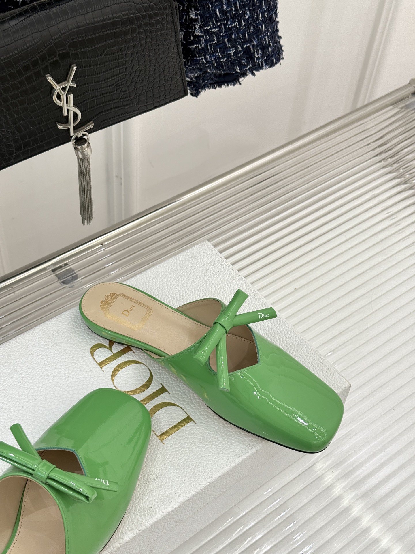 Dior/迪奥26WF早春新品蝴蝶结包头半拖鞋鱼嘴凉鞋当罗马阿尔巴尼别墅的早春晨光吻过迪奥工坊的缎面裁片