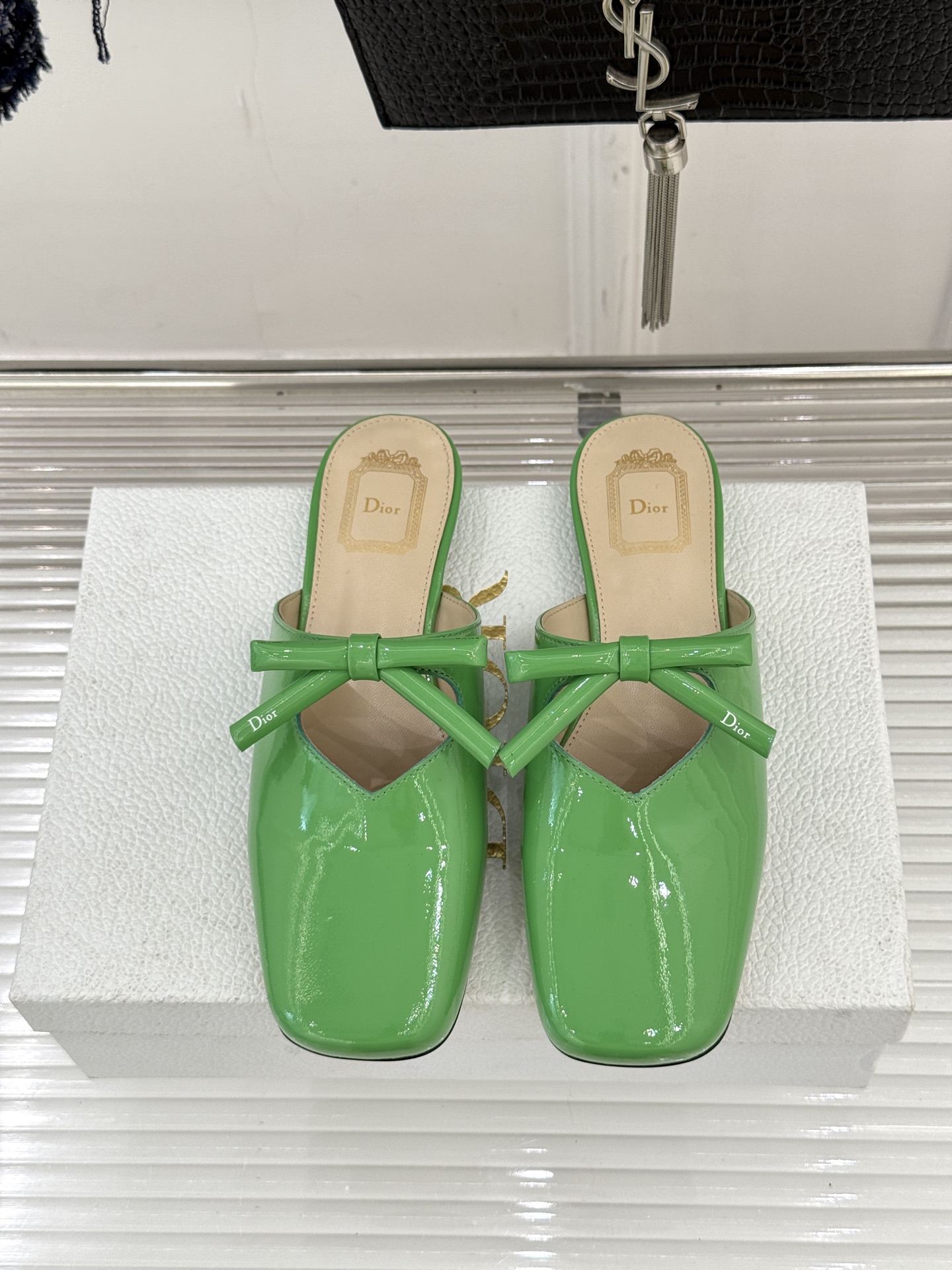 Dior/迪奥26WF早春新品蝴蝶结包头半拖鞋鱼嘴凉鞋当罗马阿尔巴尼别墅的早春晨光吻过迪奥工坊的缎面裁片