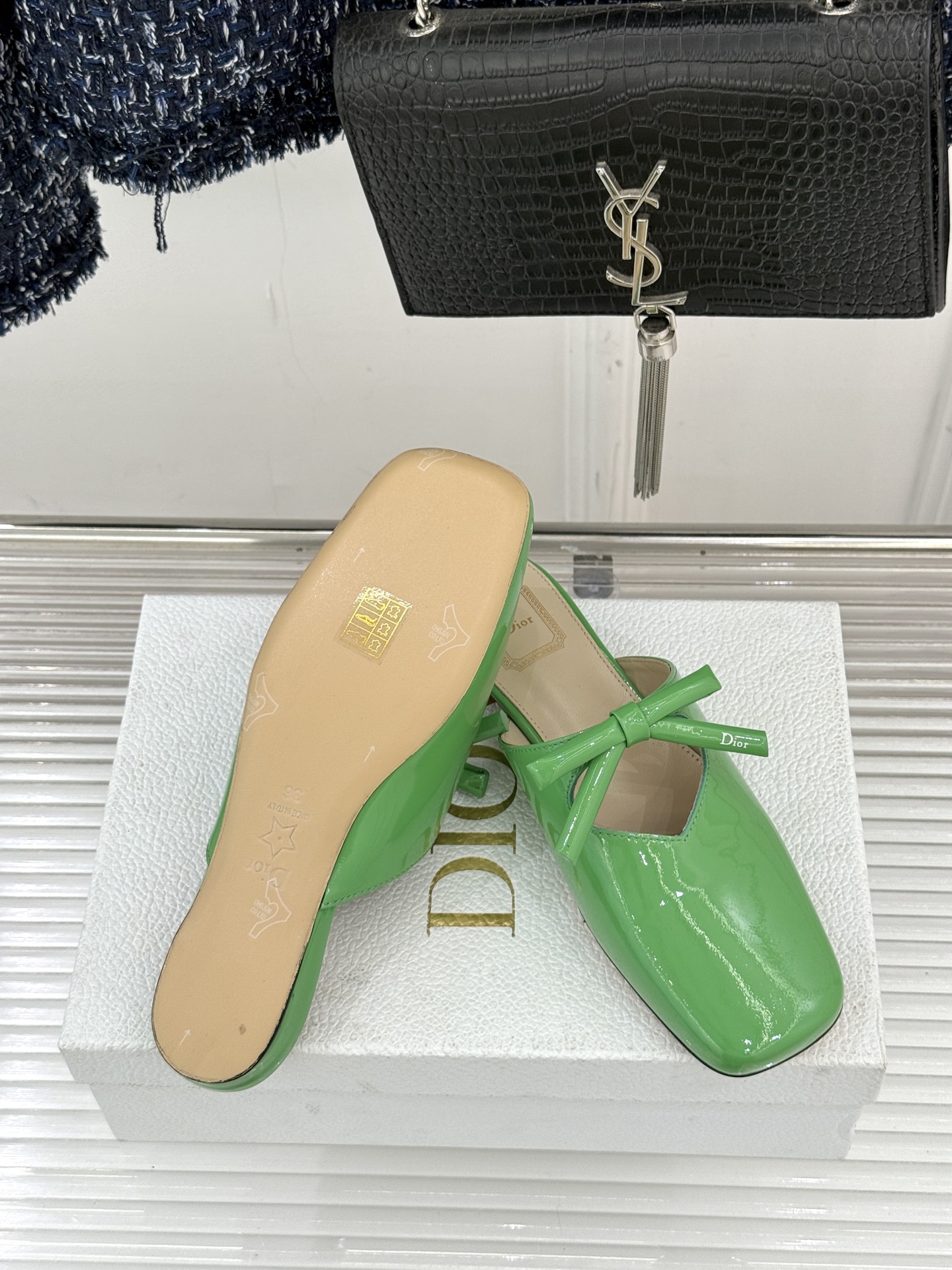 Dior/迪奥26WF早春新品蝴蝶结包头半拖鞋鱼嘴凉鞋当罗马阿尔巴尼别墅的早春晨光吻过迪奥工坊的缎面裁片