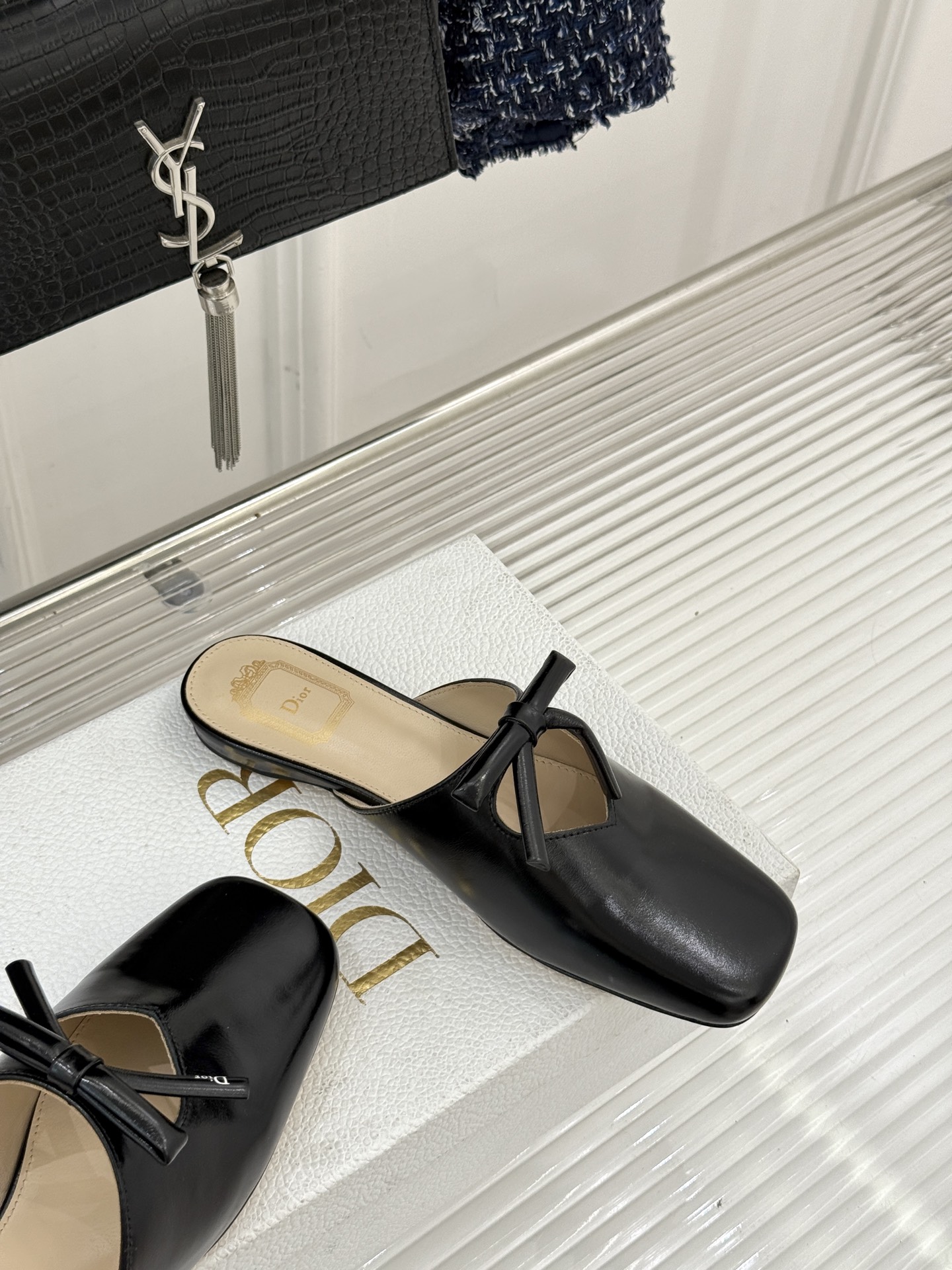 Dior/迪奥26WF早春新品蝴蝶结包头半拖鞋鱼嘴凉鞋当罗马阿尔巴尼别墅的早春晨光吻过迪奥工坊的缎面裁片