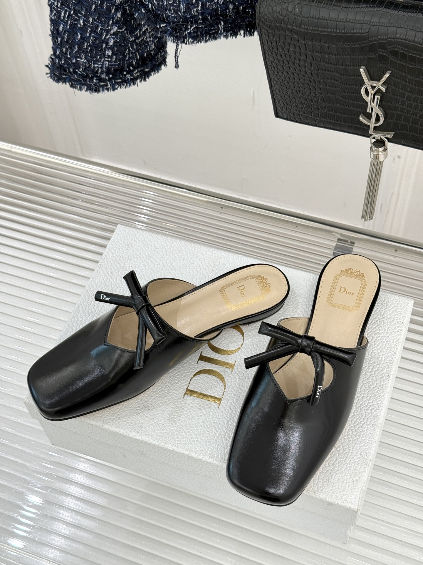 Dior/迪奥26WF早春新品蝴蝶结包头半拖鞋鱼嘴凉鞋当罗马阿尔巴尼别墅的早春晨光吻过迪奥工坊的缎面裁片