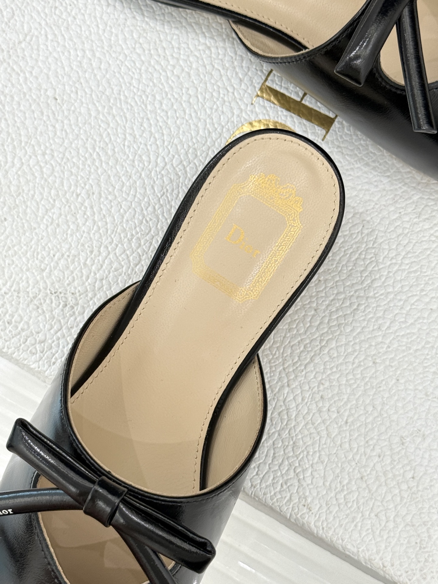 Dior/迪奥26WF早春新品蝴蝶结包头半拖鞋鱼嘴凉鞋当罗马阿尔巴尼别墅的早春晨光吻过迪奥工坊的缎面裁片