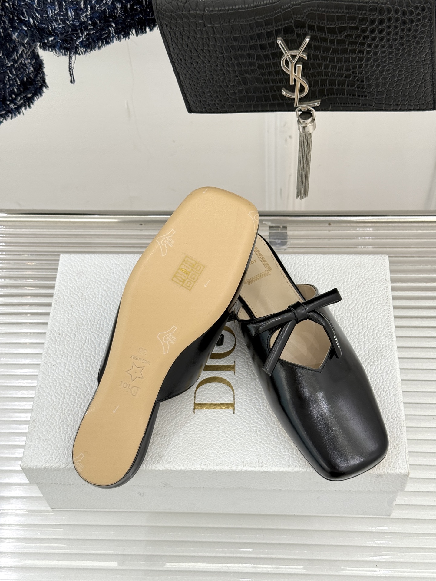 Dior/迪奥26WF早春新品蝴蝶结包头半拖鞋鱼嘴凉鞋当罗马阿尔巴尼别墅的早春晨光吻过迪奥工坊的缎面裁片