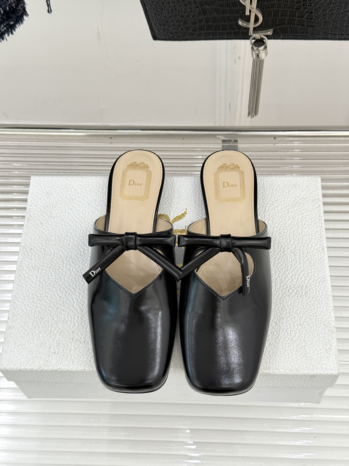 Dior/迪奥26WF早春新品蝴蝶结包头半拖鞋鱼嘴凉鞋当罗马阿尔巴尼别墅的早春晨光吻过迪奥工坊的缎面裁片