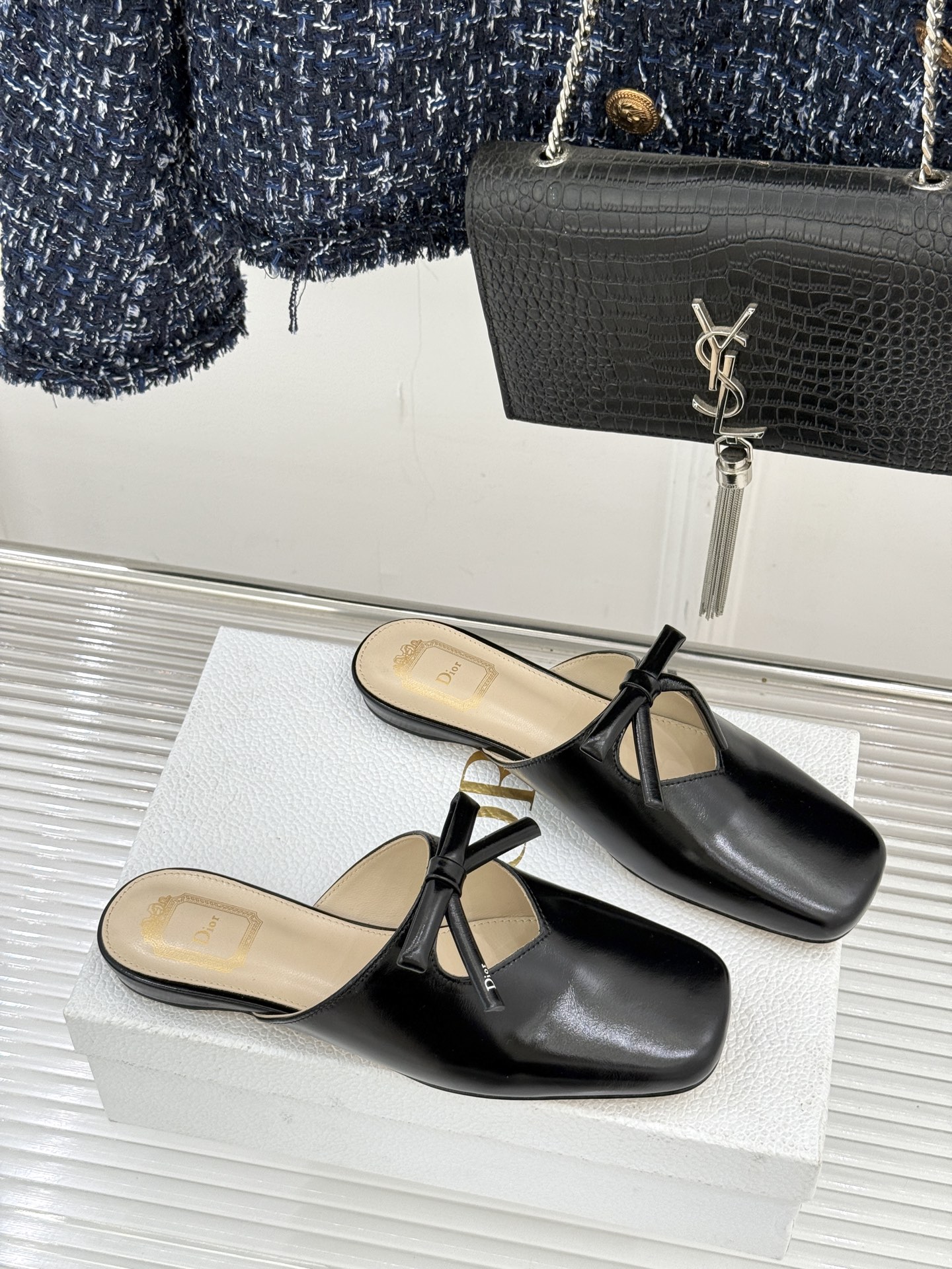 Dior/迪奥26WF早春新品蝴蝶结包头半拖鞋鱼嘴凉鞋当罗马阿尔巴尼别墅的早春晨光吻过迪奥工坊的缎面裁片