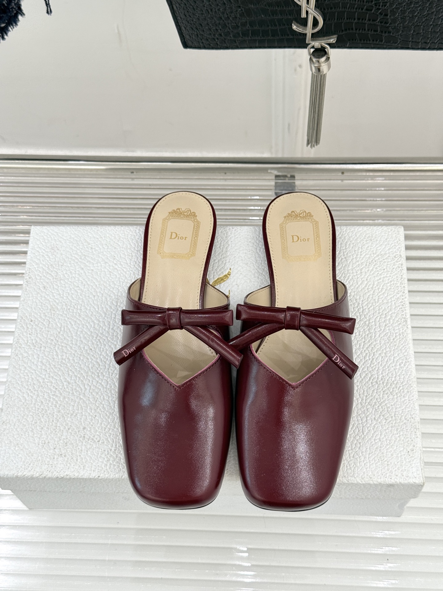 Dior/迪奥26WF早春新品蝴蝶结包头半拖鞋鱼嘴凉鞋当罗马阿尔巴尼别墅的早春晨光吻过迪奥工坊的缎面裁片